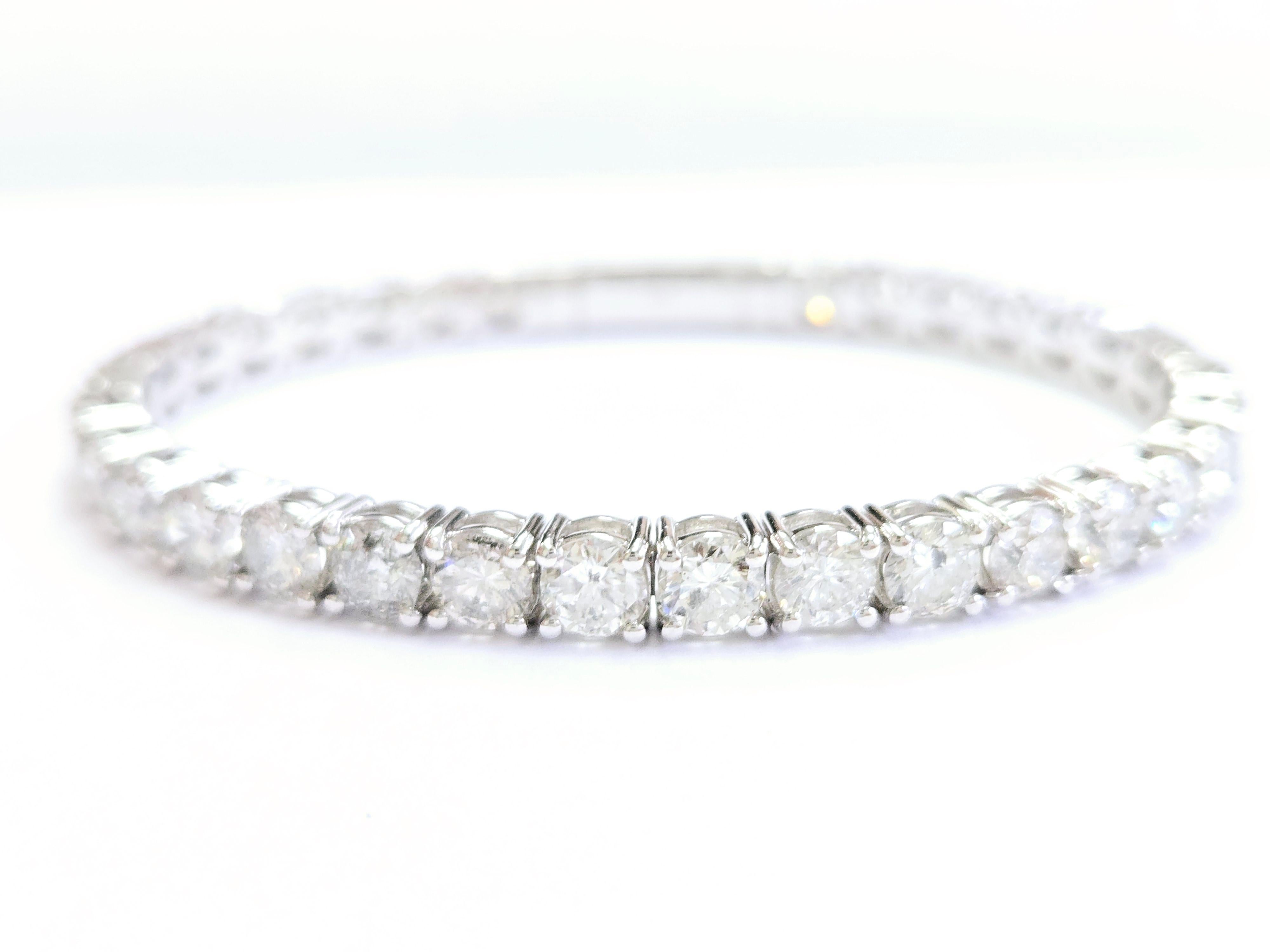 Poids en carats (ctw) : 13.32 carats au total, ce qui représente une quantité substantielle de diamants.

Diamants : Les diamants sont naturels, d'une couleur moyenne de F et d'une pureté de SI2.

La couleur F est presque incolore, ce qui est