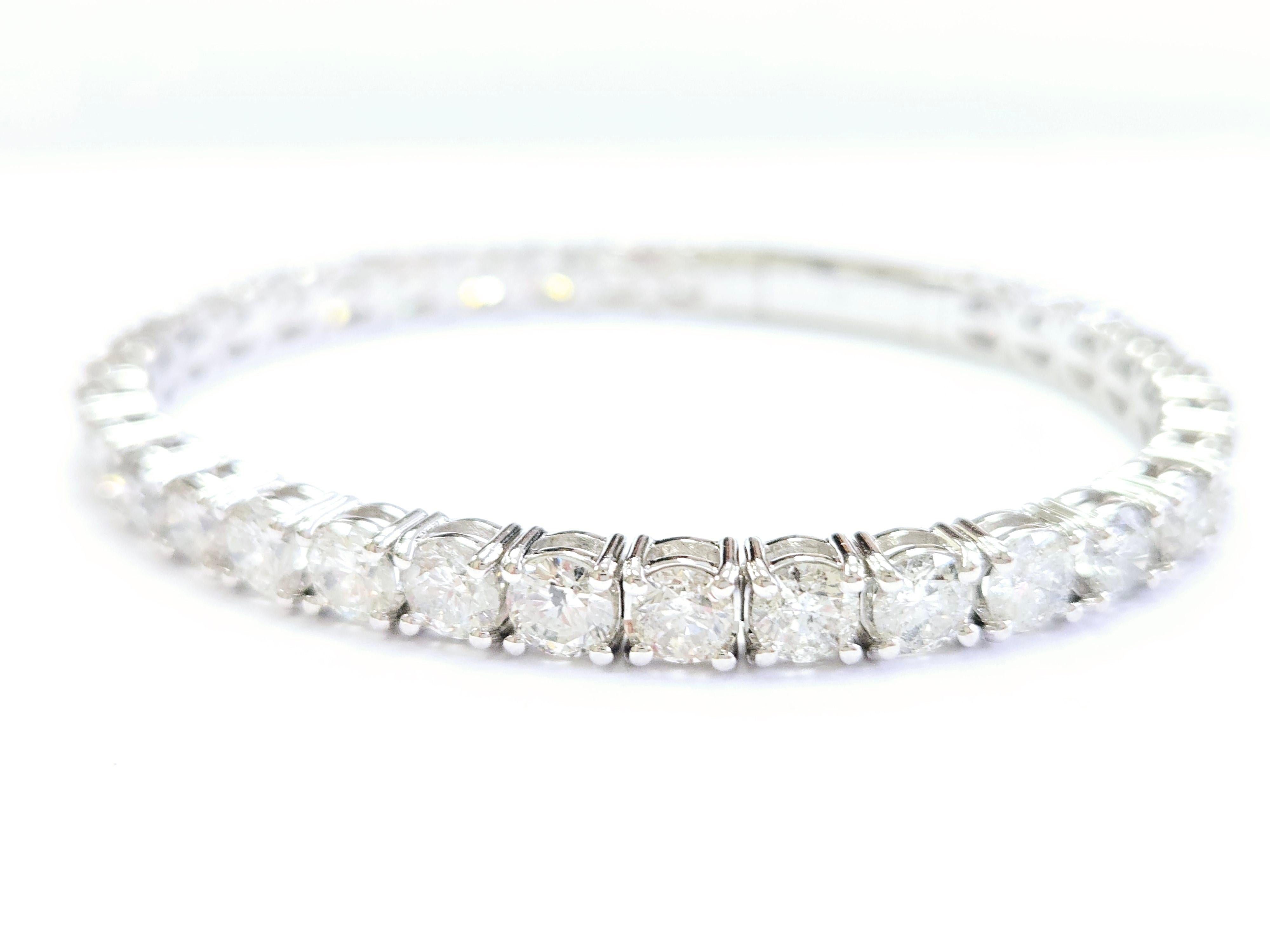 Taille ronde Bracelet jonc souple en or blanc 14 carats avec diamants naturels de 13,32 carats en vente