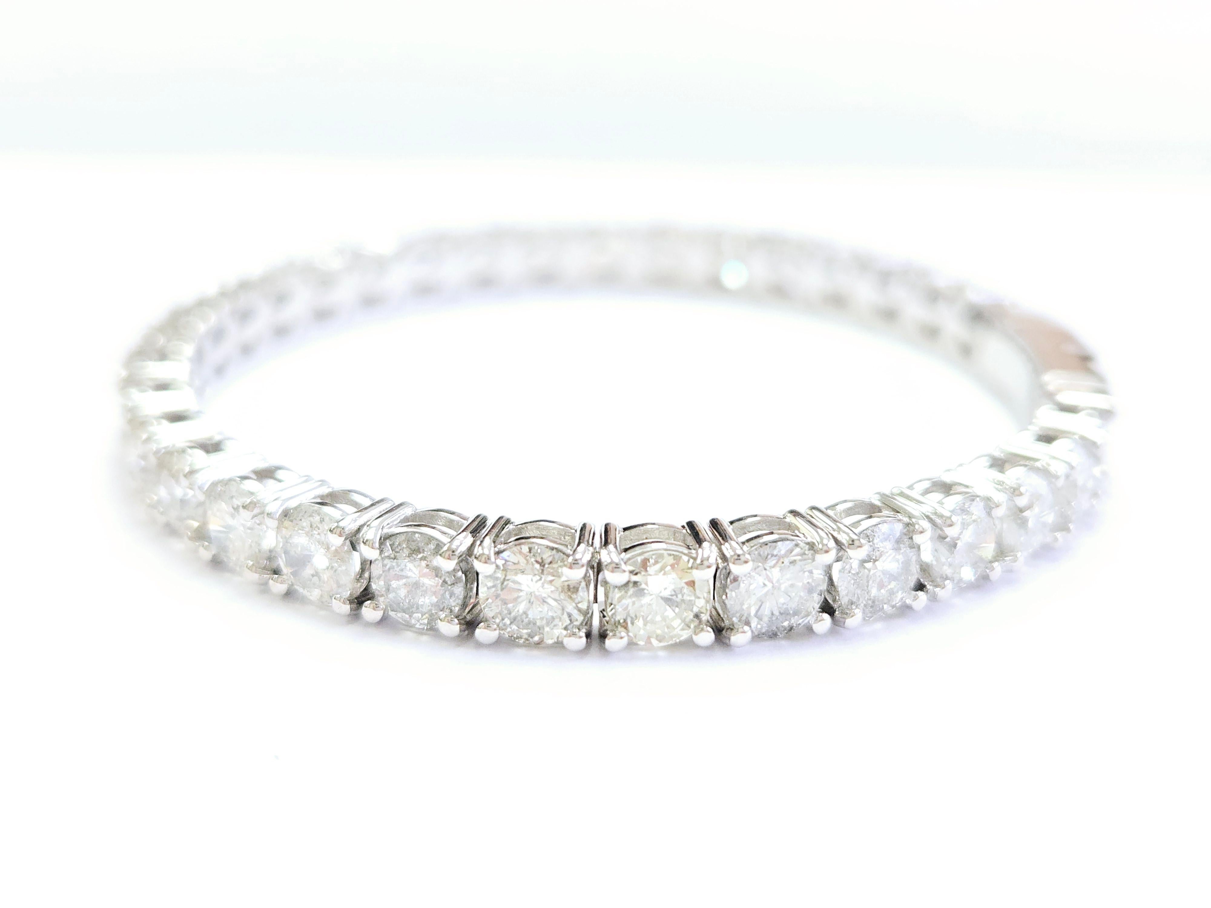 Bracelet jonc souple en or blanc 14 carats avec diamants naturels de 13,32 carats Neuf - En vente à Great Neck Plaza, NY