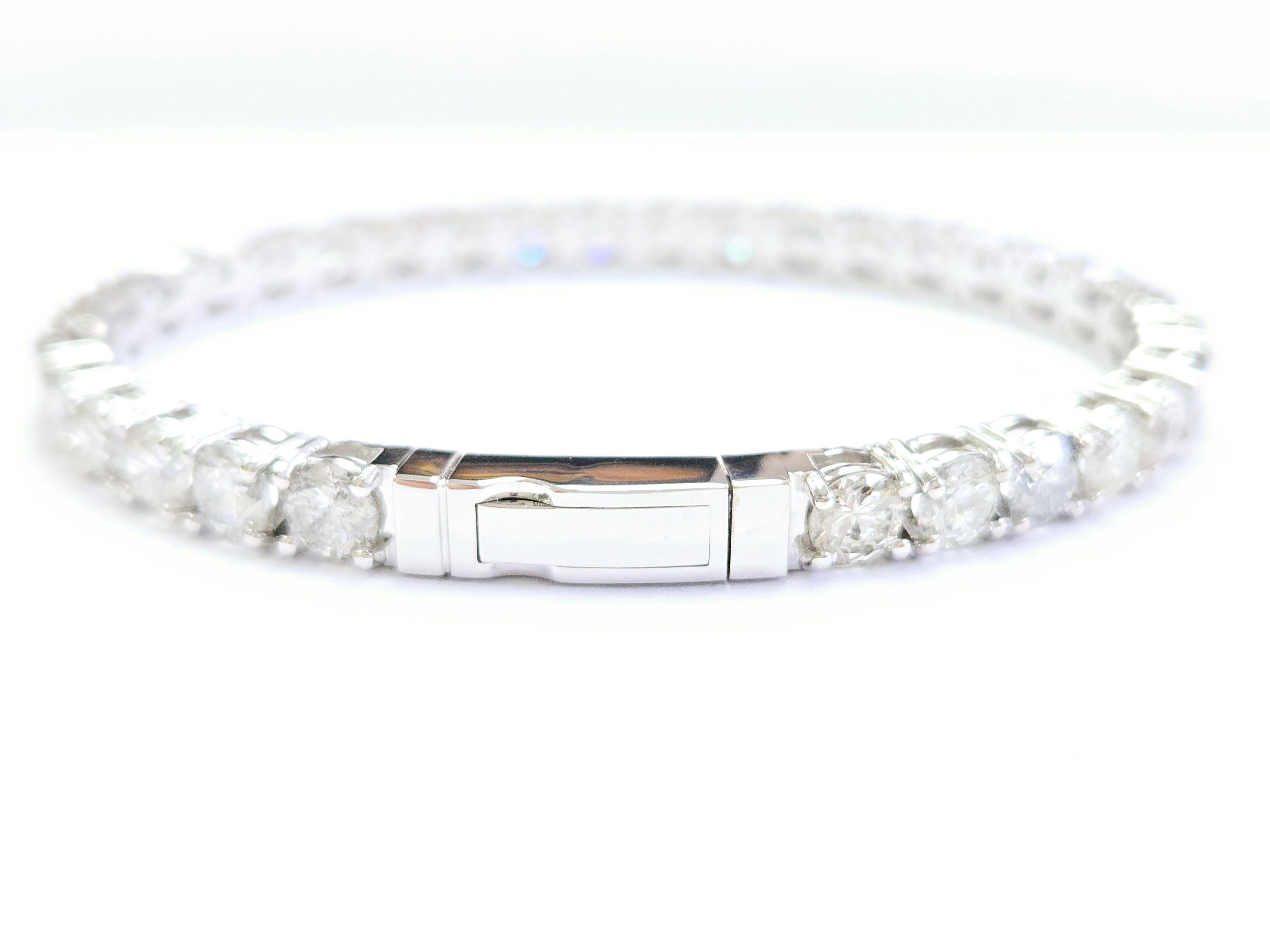 Bracelet jonc souple en or blanc 14 carats avec diamants naturels de 13,32 carats en vente 1