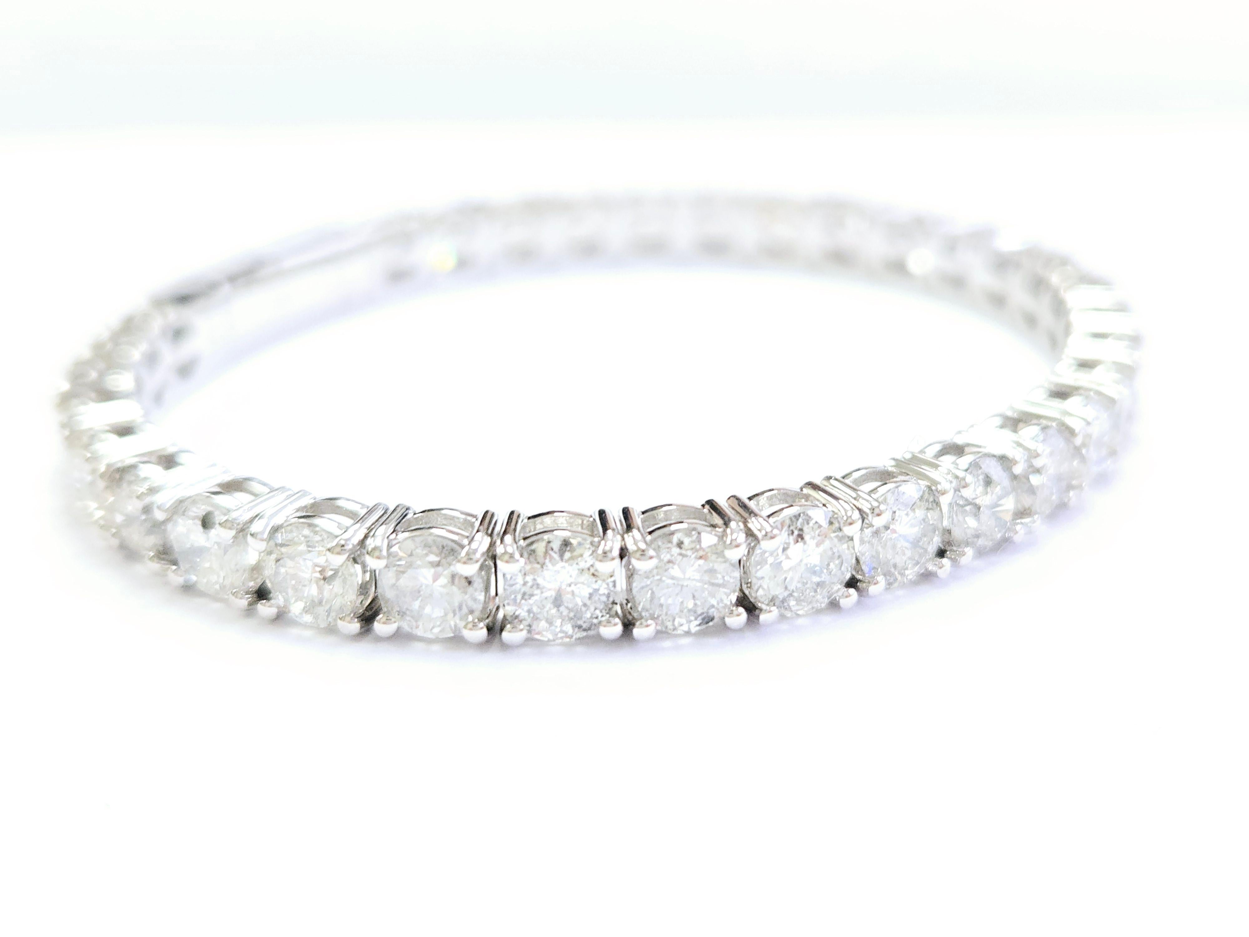 Bracelet jonc souple en or blanc 14 carats avec diamants naturels de 13,32 carats en vente 3