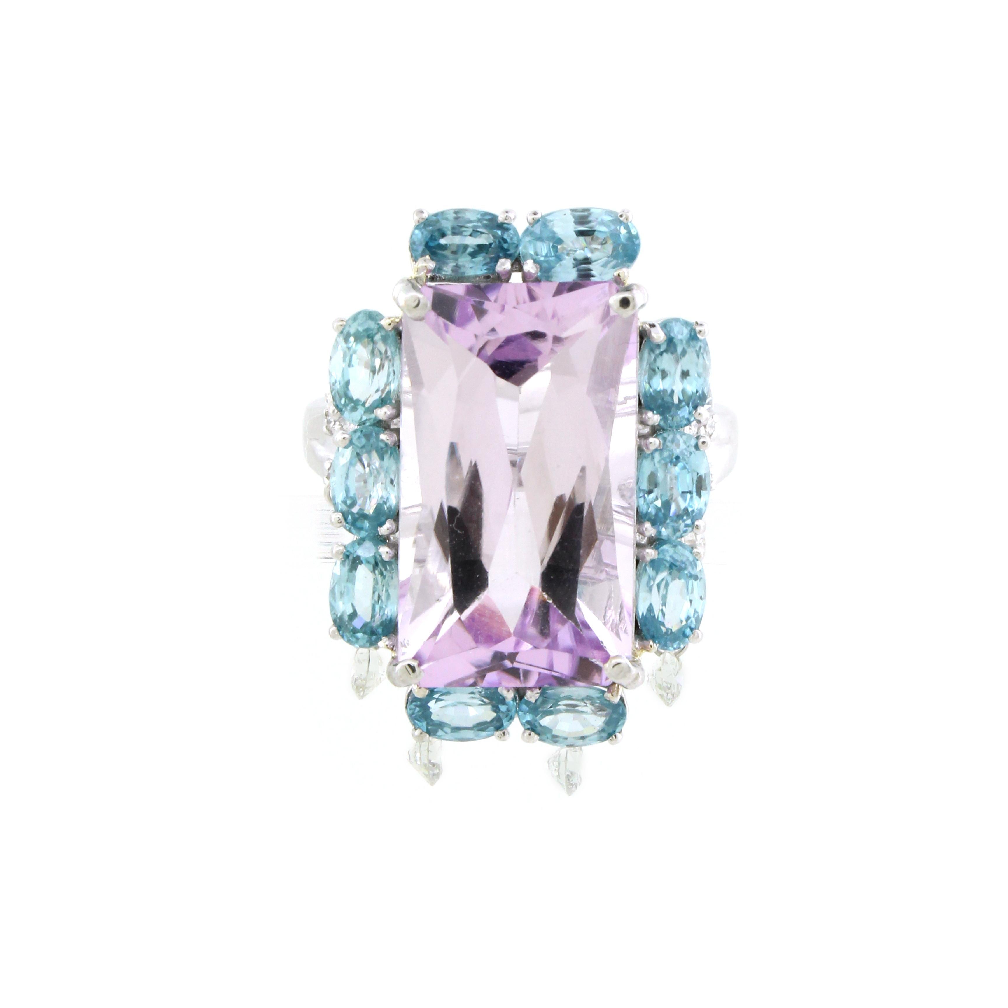 In der Mitte dieses exquisiten Rings befindet sich ein atemberaubender Kunzit mit 10,0 Karat im Brillantschliff, der einen sanften und verführerischen rosa Farbton aufweist. Der Kunzit wird von einem Halo aus 10 Aquamarinen im Ovalschliff von