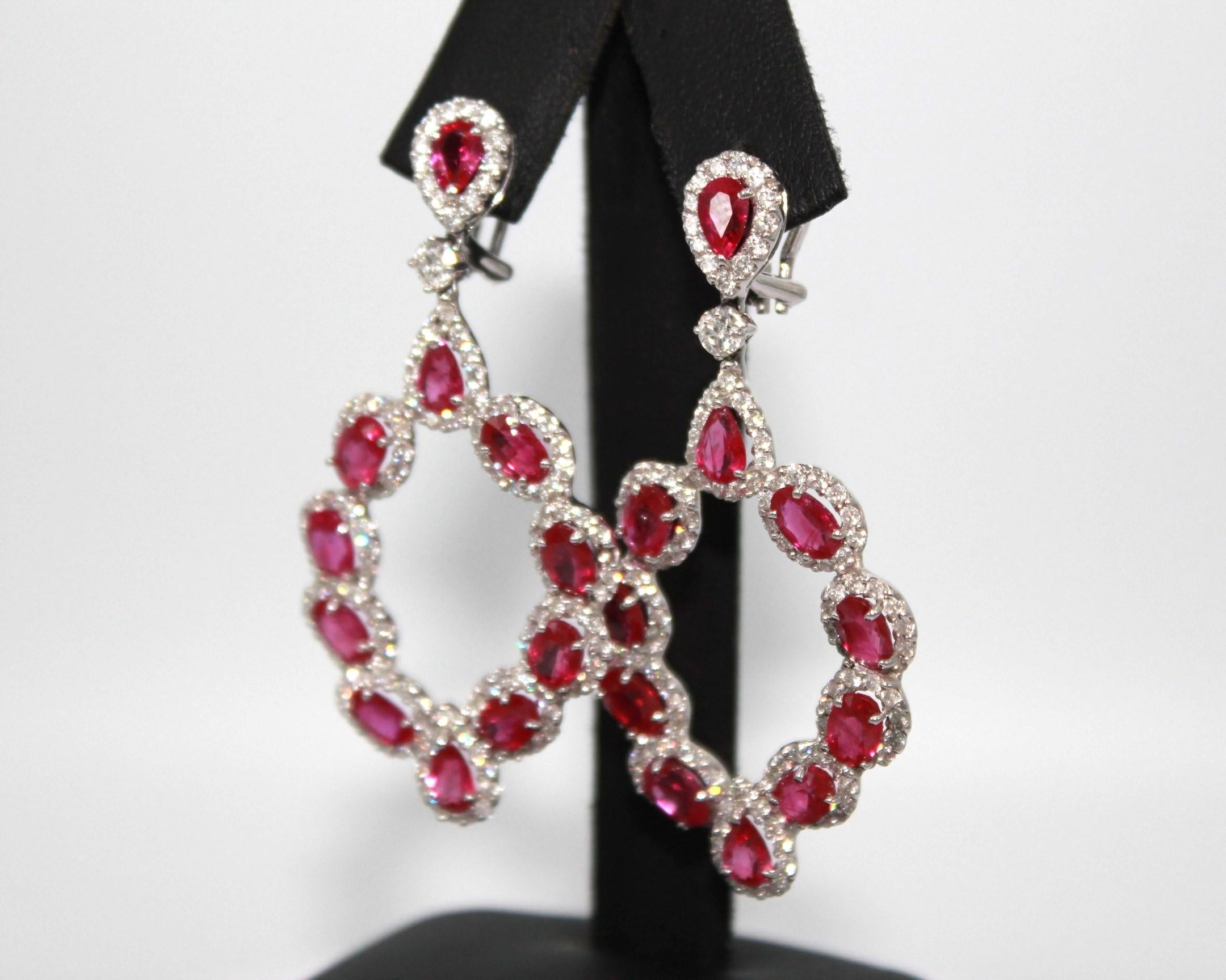 Taille ovale Boucle d'oreille rubis birman et diamant de 13.33 carats  en vente