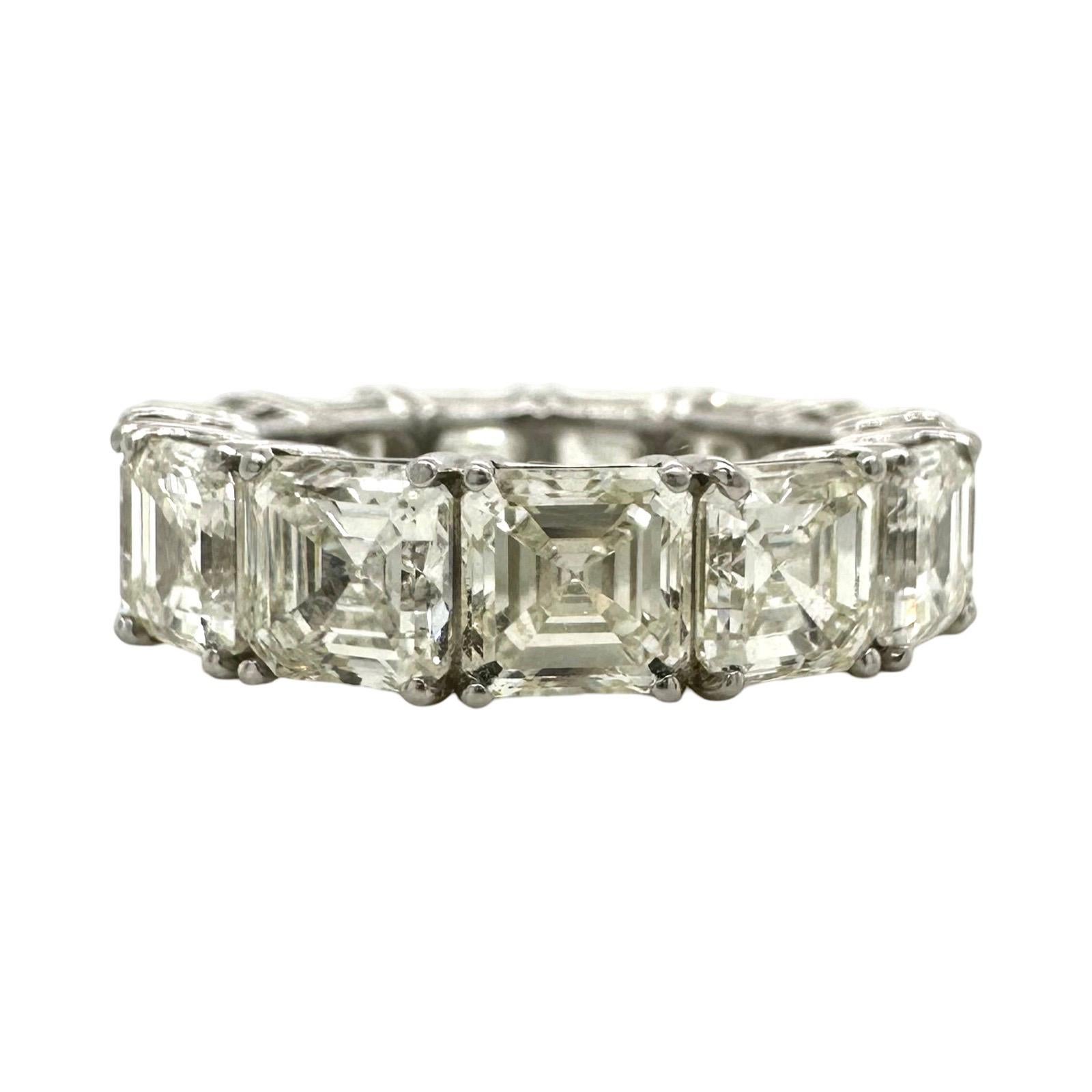 Le brillant bracelet d'éternité en platine, orné de 13 diamants taille asscher, est un choix exquis pour une bague. Si vous êtes à la recherche d'une pièce remarquable pour une occasion spéciale telle qu'un mariage ou si vous souhaitez simplement