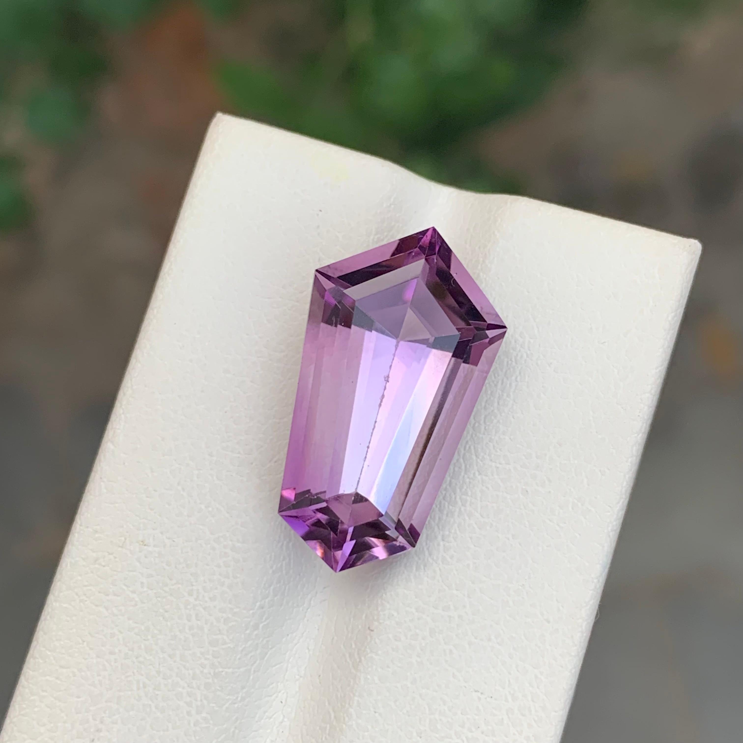 Stein: Amethyst
Gewicht : 13,35 Karat
Abmessungen: 22 x 12,7 x 9,3 mm
Herkunft: Brasilien
Die Form: Sarg 
Farbe: Lila
Behandlung: Nicht
Zertifikat: Auf Kundenwunsch

Der Amethyst, eine atemberaubende violette Quarzsorte, ist nicht nur für seine