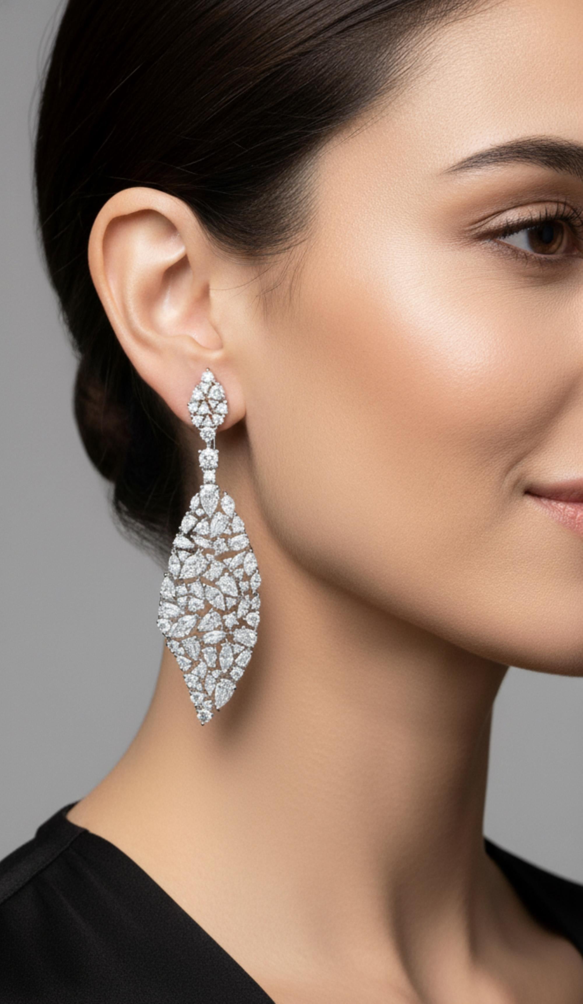 Orecchini da sposa a goccia con diamante a foglia da 13,35 carati in oro bianco 18k Gioielli di pregio
Ogni orecchino è intricato con diamanti a forma di pera, taglio marquise e brillante rotondo, creando un motivo a mosaico senza soluzione di