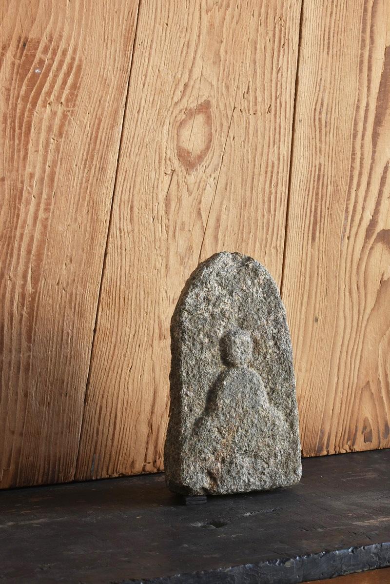 We have an aesthetic sense peculiar to Japanese people.
And we introduce the unique items that only we can do, the route of purchasing in Japan, the experience value so far, and the way that no one can imitate.

It is a Japanese antique stone