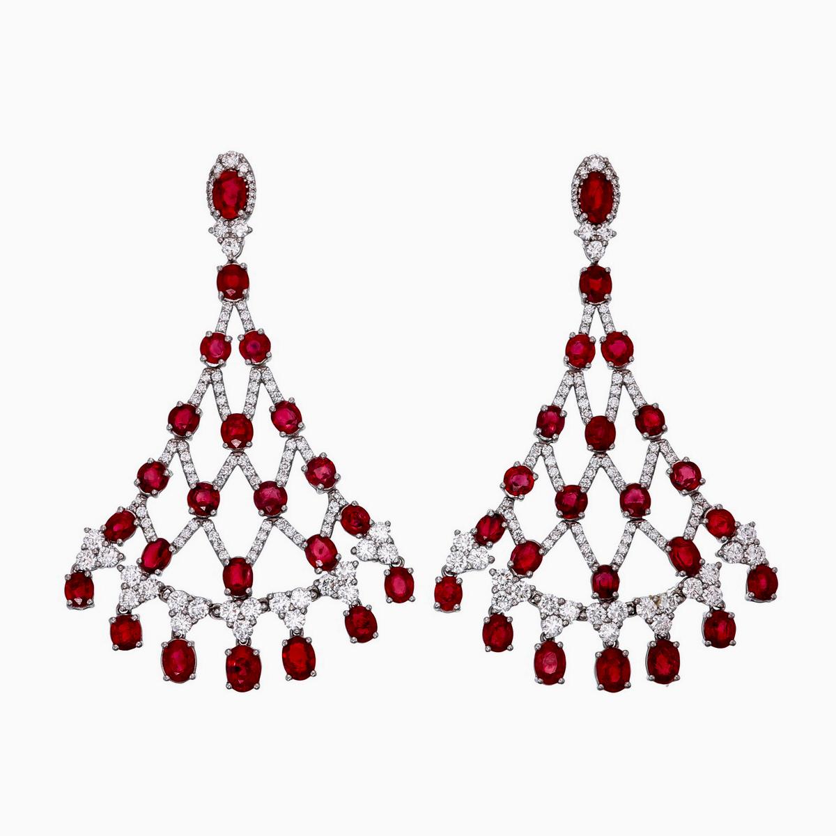 Gli eleganti orecchini con rubino birmano e diamanti di REWA jewell sono realizzati a mano in platino.

Ha 46 pezzi di rubini Burma No Heat per un peso di 13,36 carati circa.

Tempestato da 198 diamanti rotondi per un peso di circa 3,34 carati.