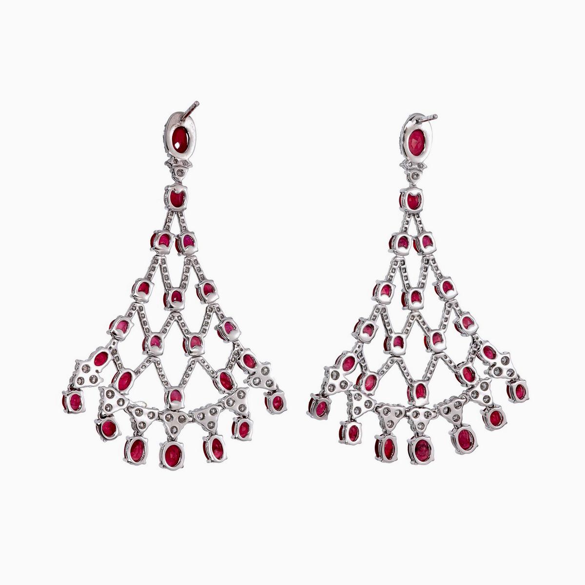 Moderno 13.36 Carat Burma Ruby And Diamond Earrings In Platinum in vendita