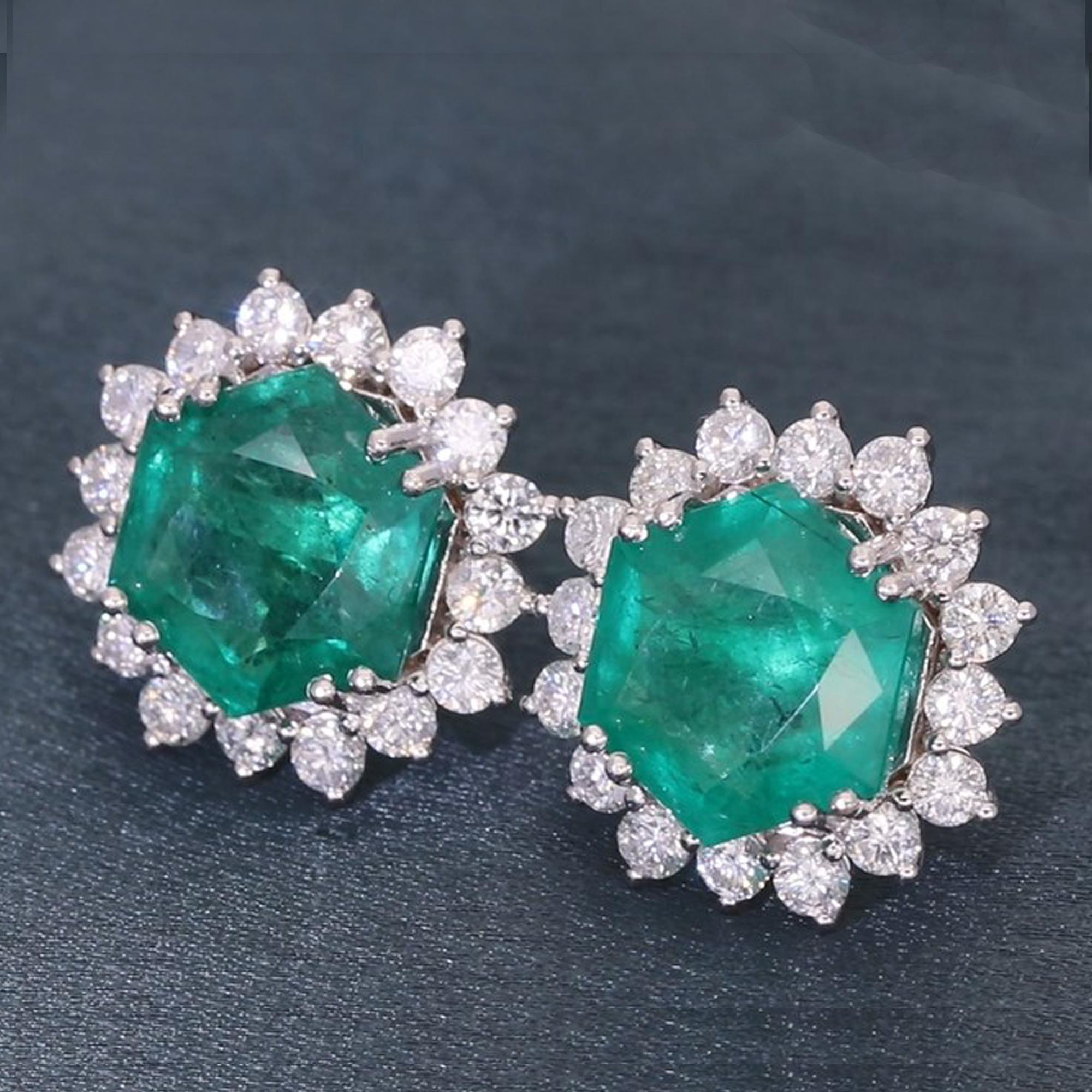 Orecchini con smeraldo dello Zambia da 13,36 carati e diamanti SI/H da 2,40 carati, oro bianco 18 carati In condizioni Nuovo in vendita a Diera, Dubai