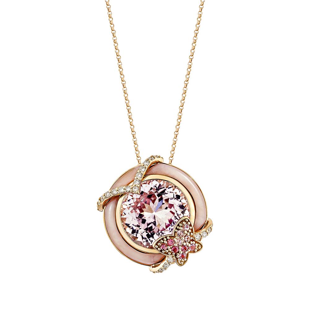 Un antico ciondolo in kunzite con una farfalla tempestata di opale rosa e tormalina rosa che aggiungono bellezza al ciondolo e con diamanti tempestati su entrambi i lati della kunzite che aggiungono bellezza al ciondolo. Questo ciondolo è composto