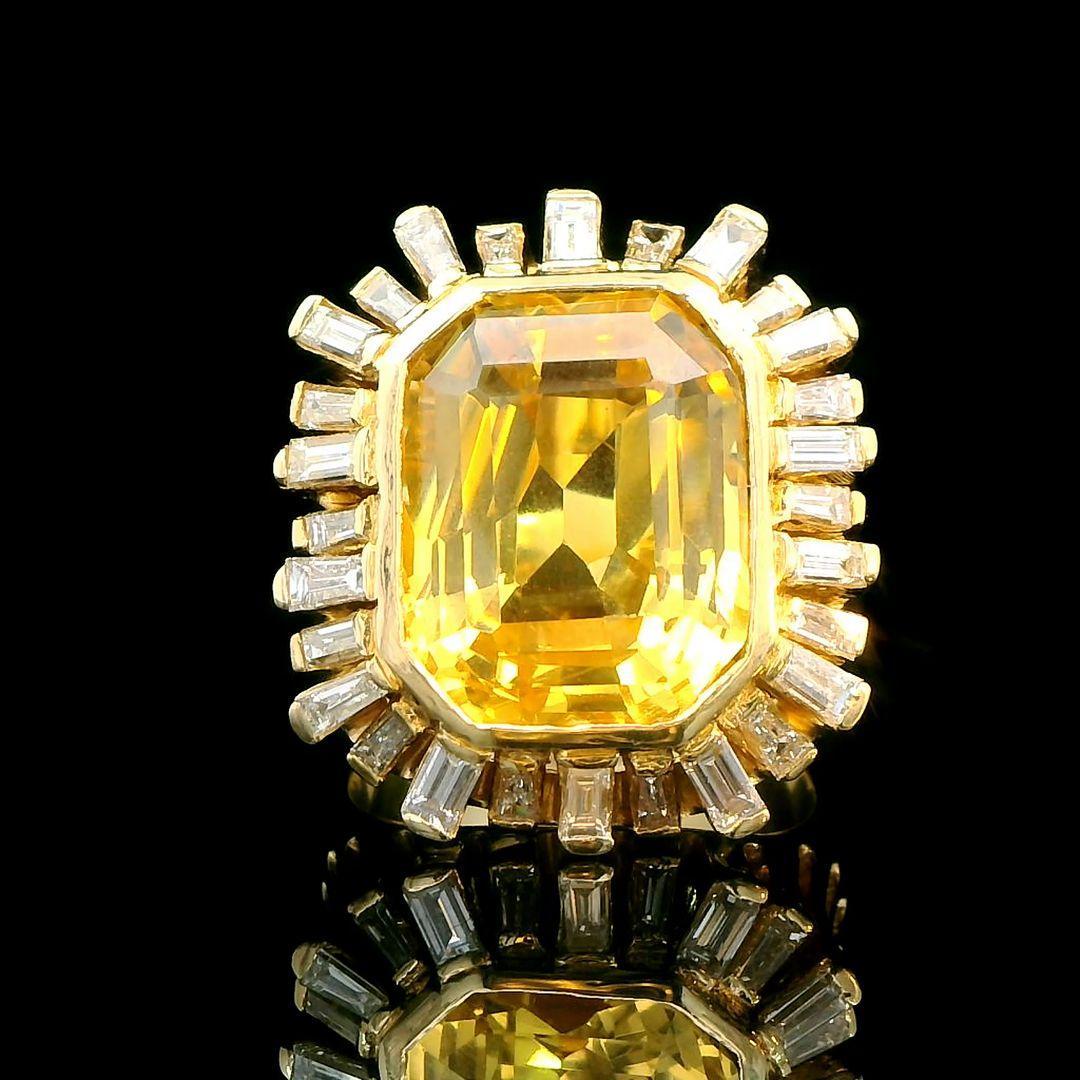13.38 Carat Yellow Sapphire and Diamond Ring in 18K Gold, 20.97 Grams In New Condition For Sale In New York, NY