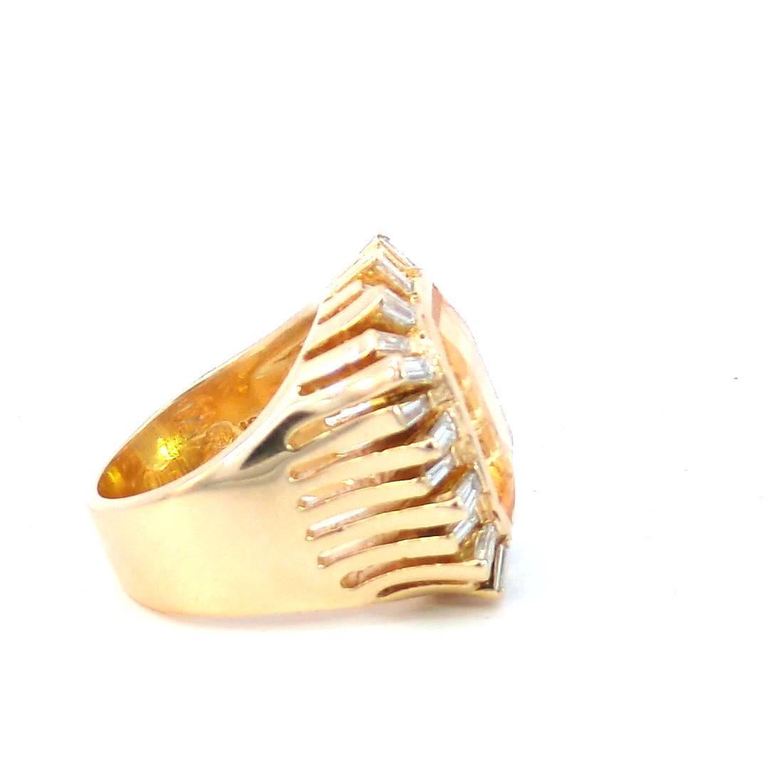 In der Mitte dieses exquisiten Rings befindet sich ein atemberaubender gelber Saphir mit einem Gewicht von 13,38 Karat, der einen warmen und lebendigen Farbton ausstrahlt. Der gelbe Saphir ist elegant von 0,85 Karat schillernden Diamanten im