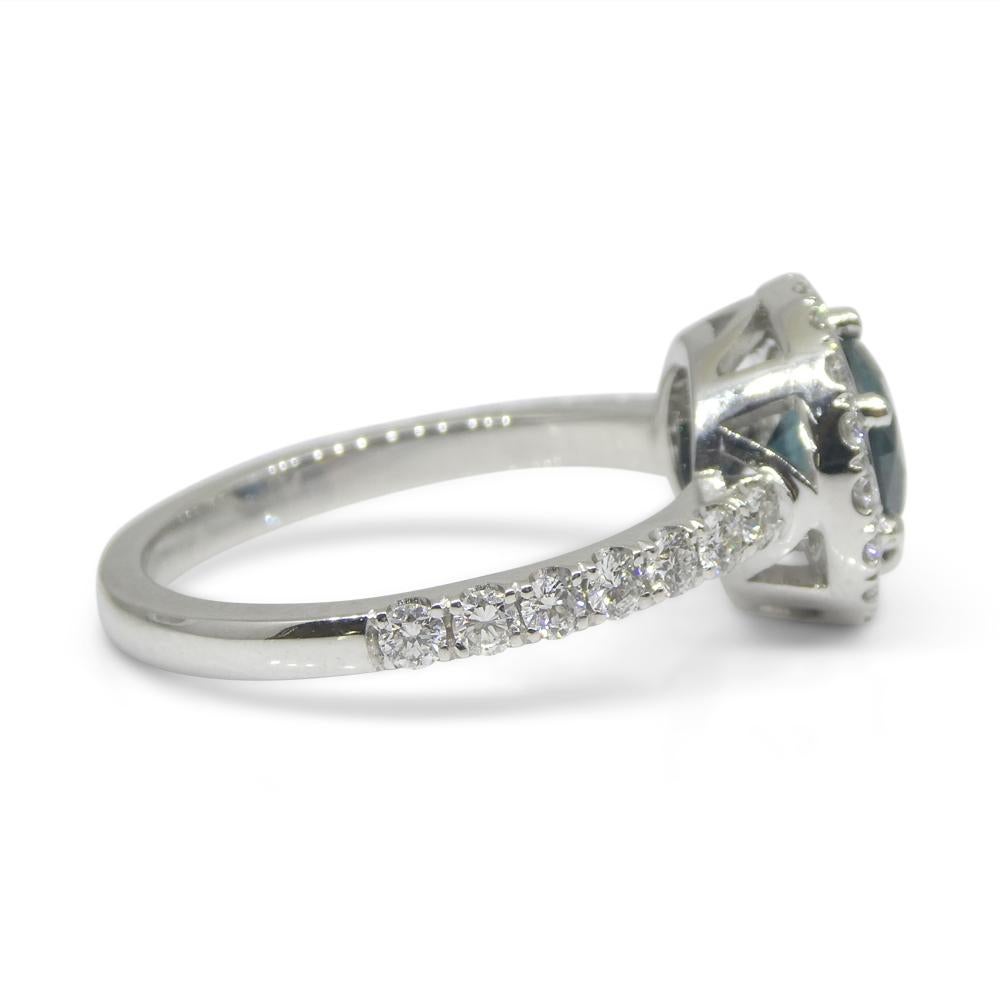 Bague de fiançailles en or blanc 18 carats avec saphir bleu sarcelle et halo de diamants 1,33 carat en vente 5