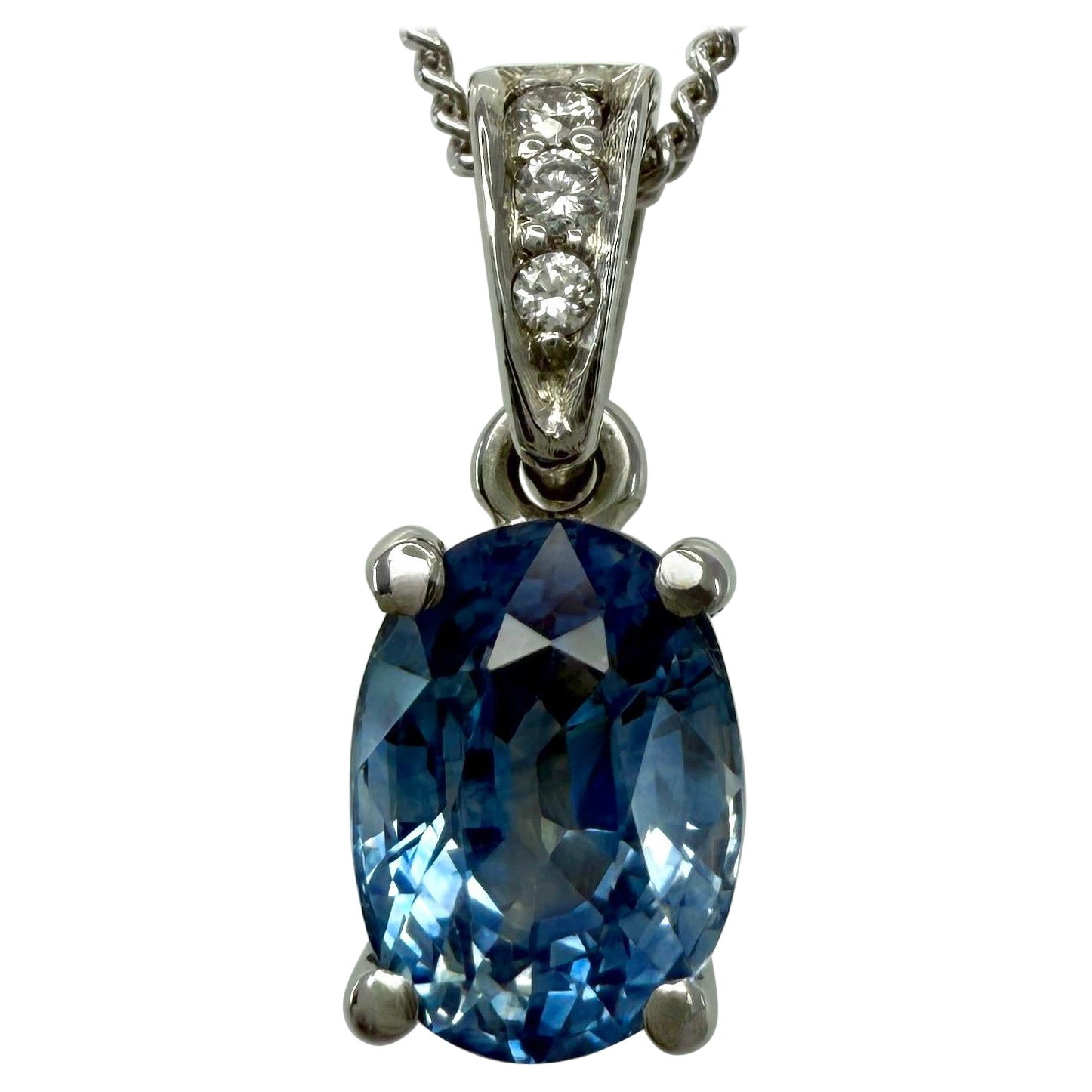1.33ct Vivid Diamonds saphir de Ceylan en or blanc 18k pendentif halo caché en vente