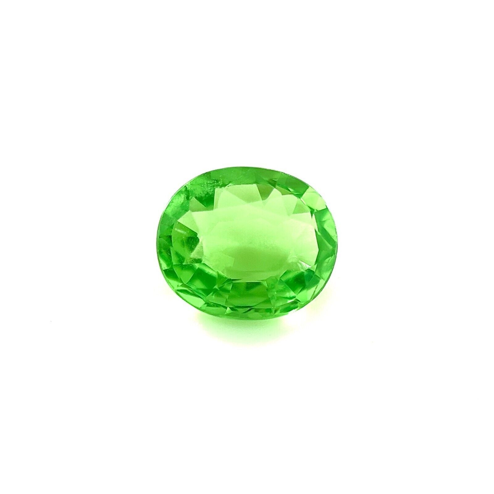 Pierre précieuse non sertie grenat tsavorite vert vif de 1,33 carat, taille ovale, 7,4 x 6,3 mm