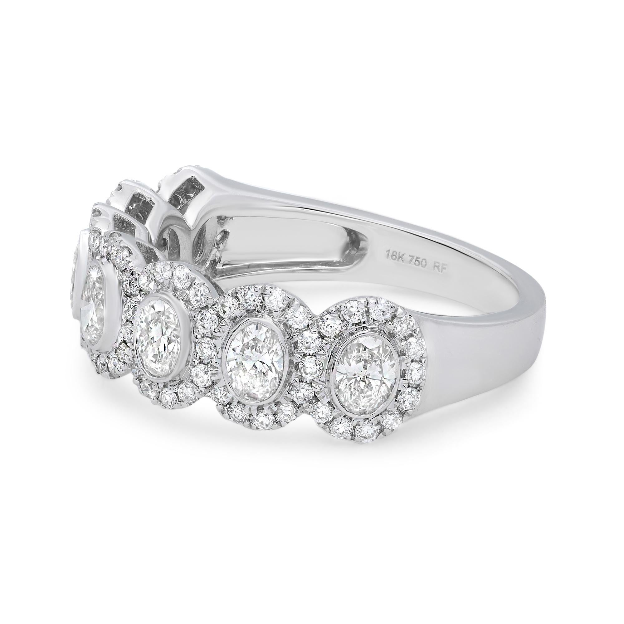 Taille ovale Alliance en or blanc 18 carats avec halo de diamants taille ovale 1,33 carat au total, taille 6,5 en vente