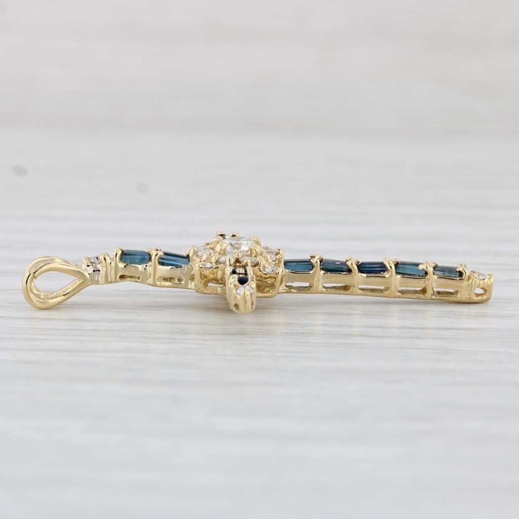 Taglio baguette Ciondolo a grappolo con diamante e zaffiro blu da 1,33 carati in oro giallo 18 carati in vendita