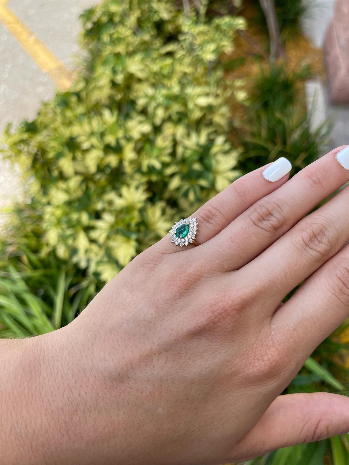 1,33tcw 14K natürlicher Smaragd tropfenförmiger Tropfenschliff & Diamant-Cluster-Halo-Goldring mit Halo im Zustand „Neu“ in Jupiter, FL