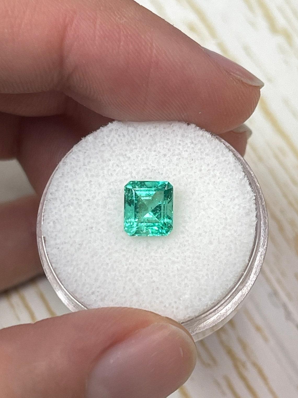 Pierre : Émeraude
Poids : 1,34 carats
Forme : Coupe émeraude
Clarté : Transparent
Lustre : Très bon
Couleur : vert moyen jaunâtre
Dimensions : 6,80 mm x 6,06 mm x 4,61 mm
Origine géographique : Colombie
Traitement : Naturel, huilé

Commentaires : En