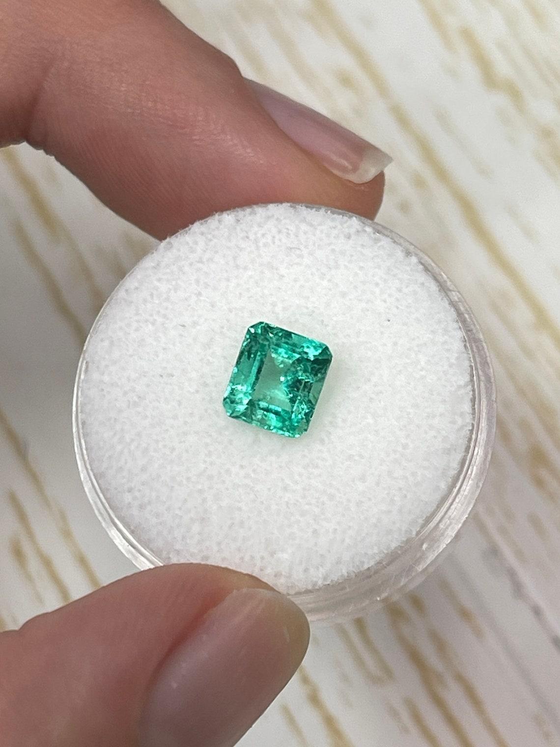 Moderne Émeraude colombienne taille épaisse de 1,34 carat 7x6, pierre de naissance de mai vert moyen en vente