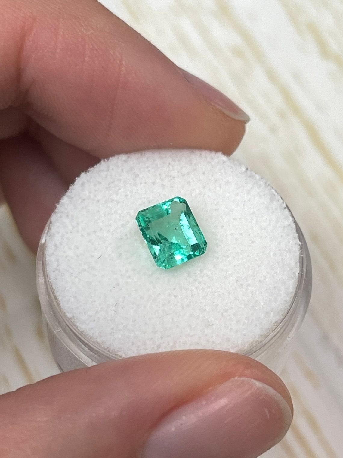 Taille émeraude Émeraude colombienne taille épaisse de 1,34 carat 7x6, pierre de naissance de mai vert moyen en vente