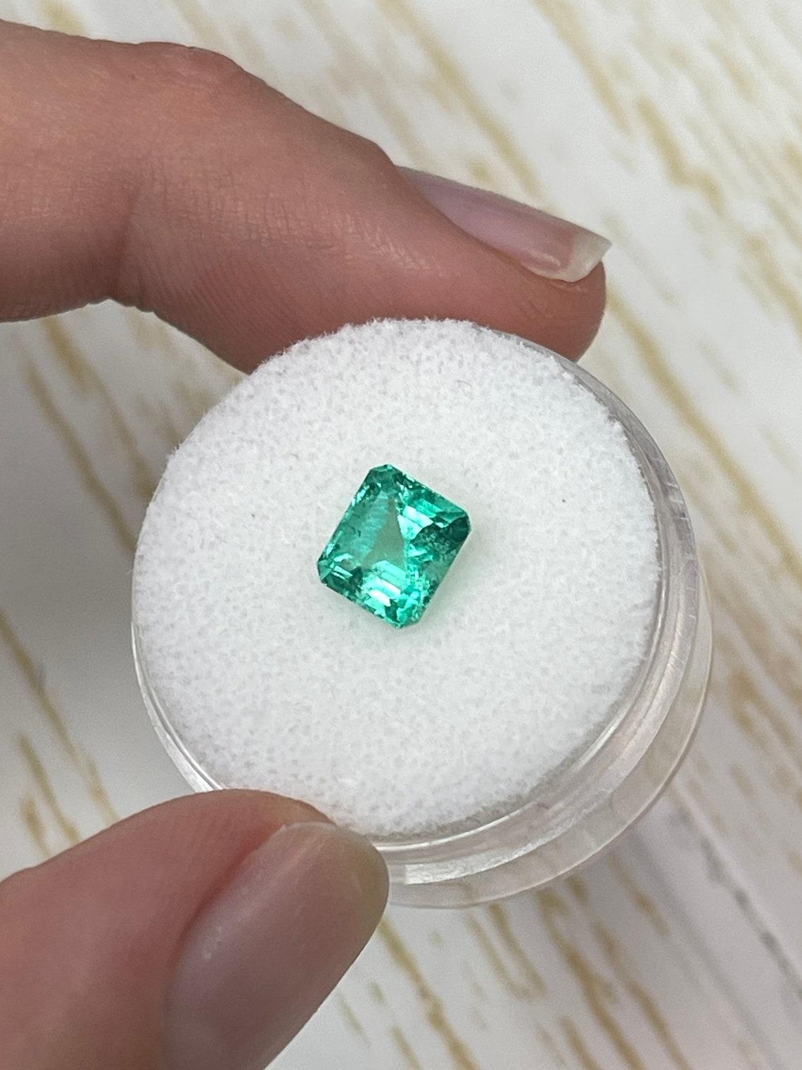 Émeraude colombienne taille épaisse de 1,34 carat 7x6, pierre de naissance de mai vert moyen Pour femmes en vente