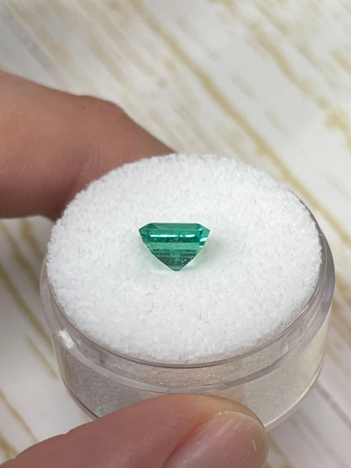 Émeraude colombienne taille épaisse de 1,34 carat 7x6, pierre de naissance de mai vert moyen en vente 1