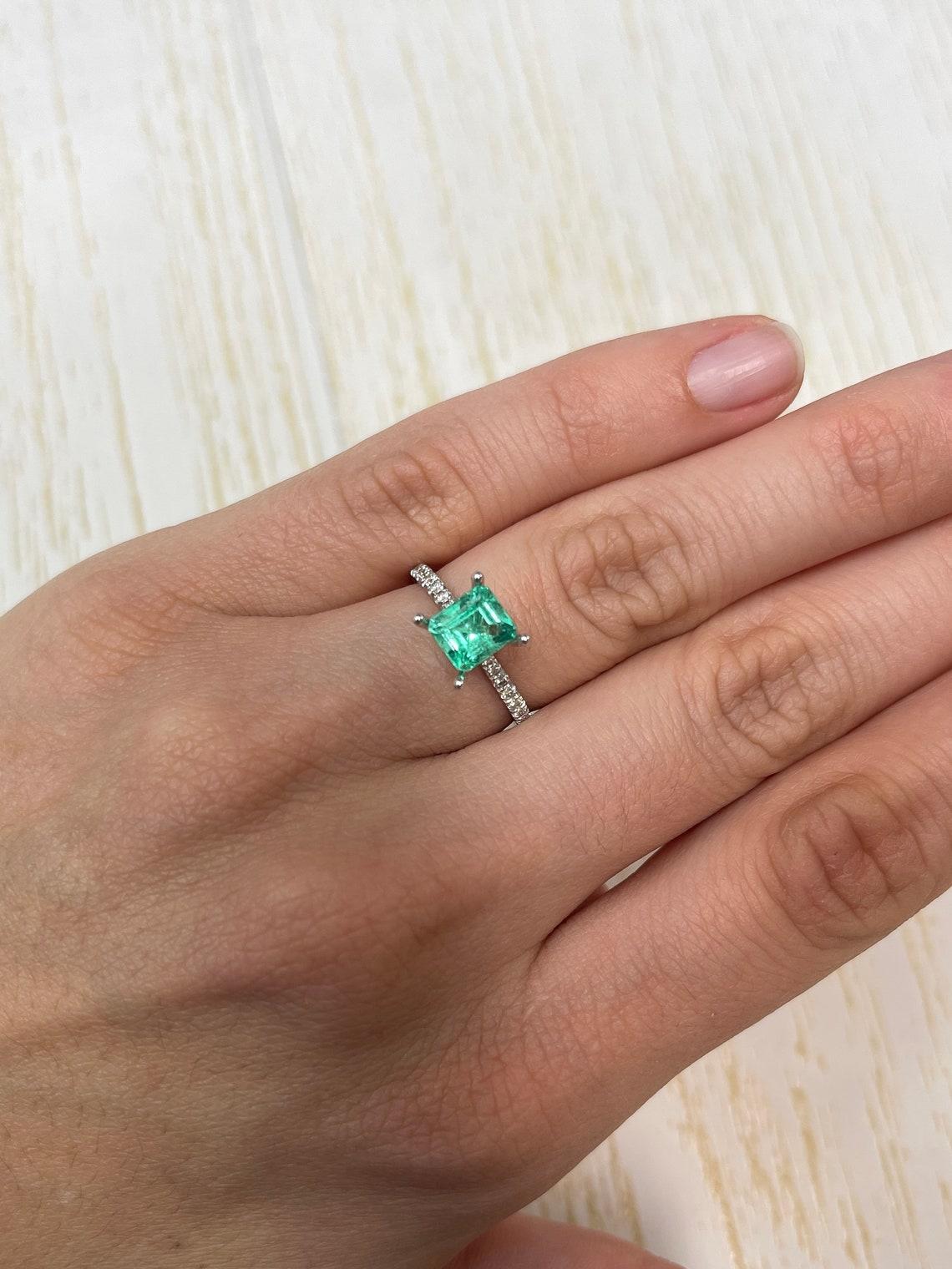 Émeraude colombienne taille épaisse de 1,34 carat 7x6, pierre de naissance de mai vert moyen en vente 2