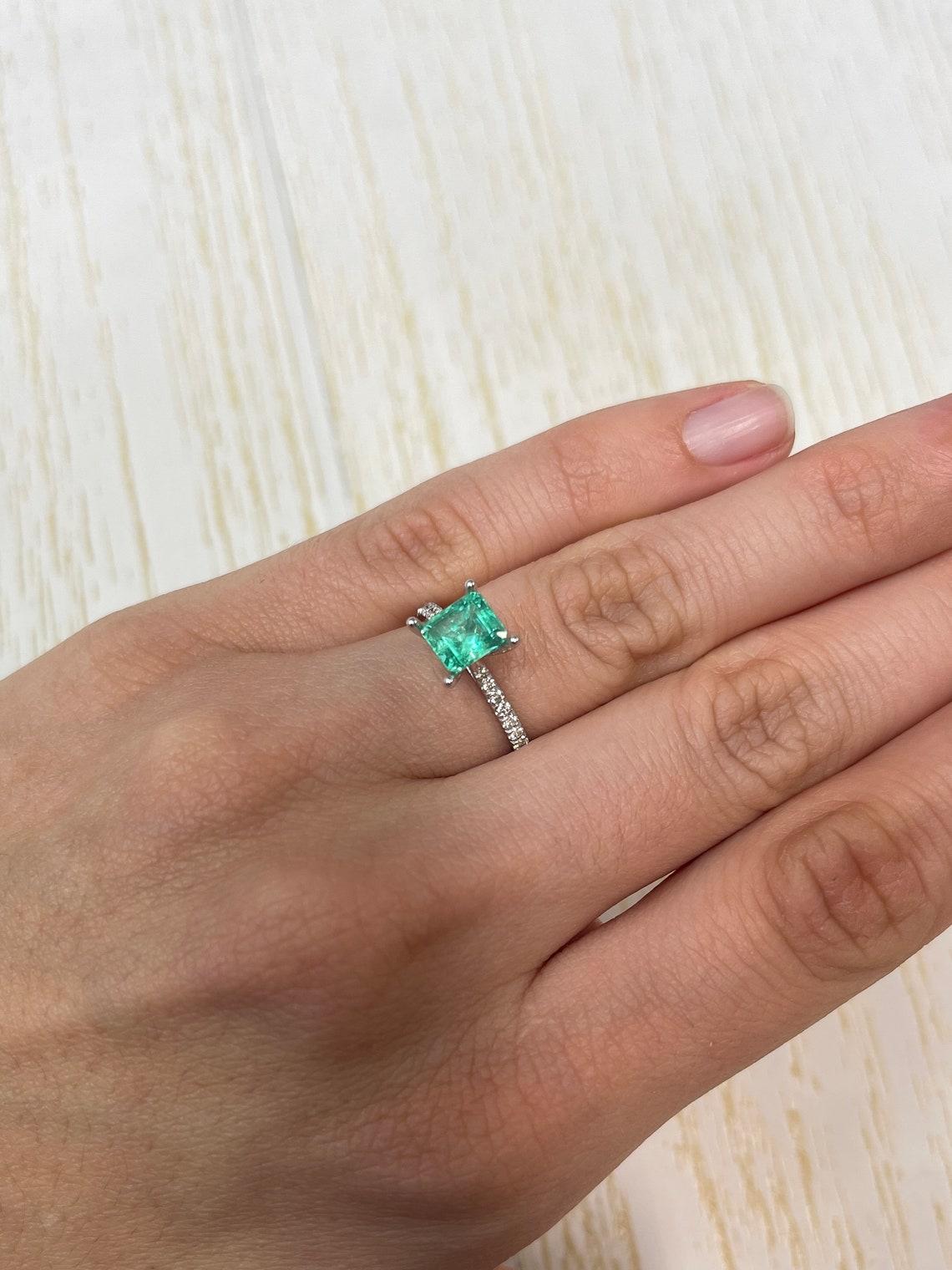 Émeraude colombienne taille épaisse de 1,34 carat 7x6, pierre de naissance de mai vert moyen en vente 3