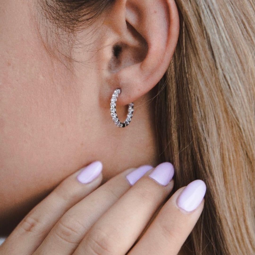 1.boucles d'oreilles modernes avec diamants de 22 carats en or blanc 14 carats - Shlomit Rogel

Luxueux et d'une brillance parfaite, ces anneaux classiques en diamant vous accompagneront tous les jours. D'une élégance moderne avec beaucoup de style,