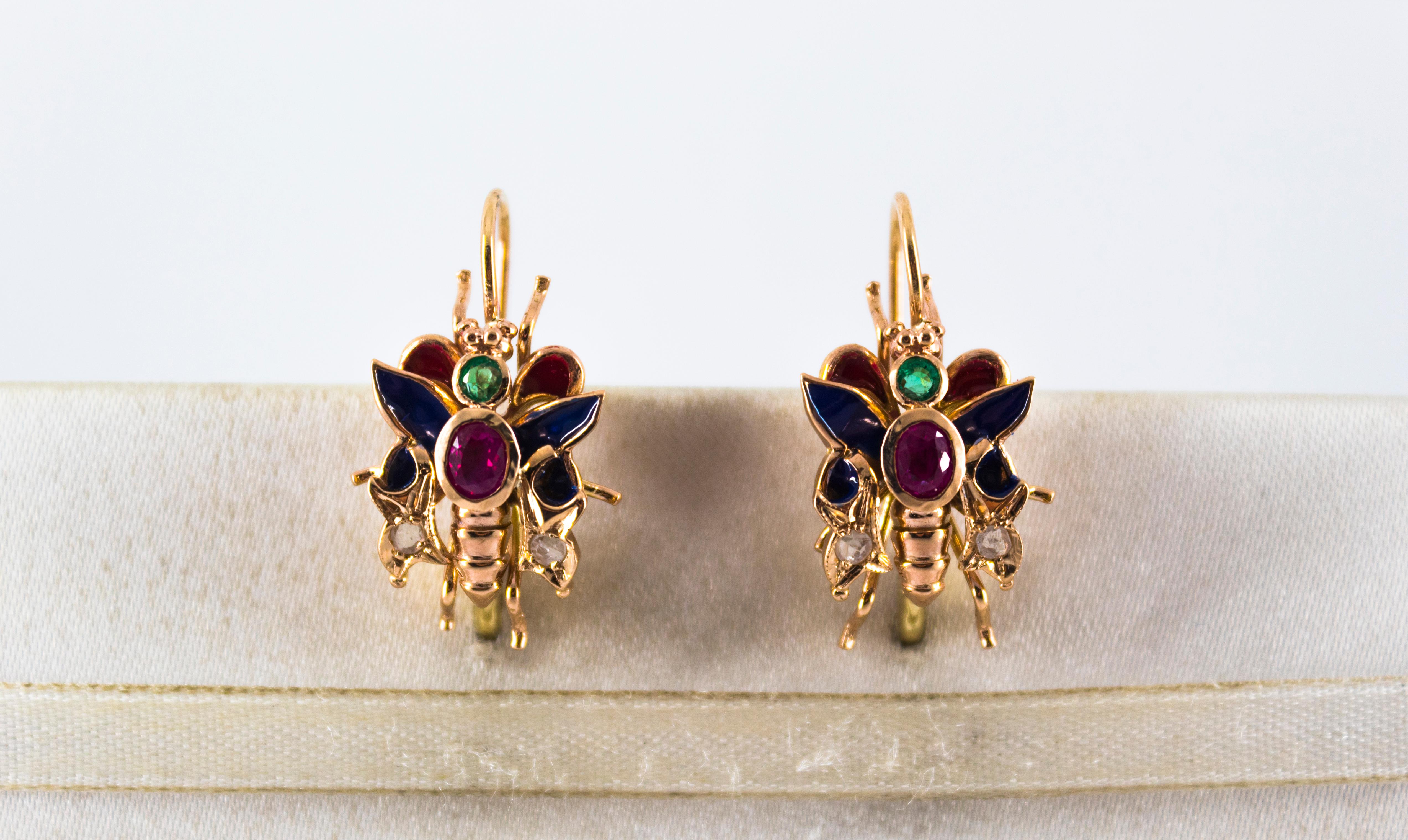 Diese Ohrringe mit Hebelverschluss sind aus 9 Karat Gelbgold gefertigt.
Diese Ohrringe bestehen aus 0,14 Karat weißen Diamanten im Rosenschliff.
Diese Ohrringe haben auch 1,20 Karat Smaragde und Rubine.
Diese Ohrringe sind auch mit Rubin und Smaragd