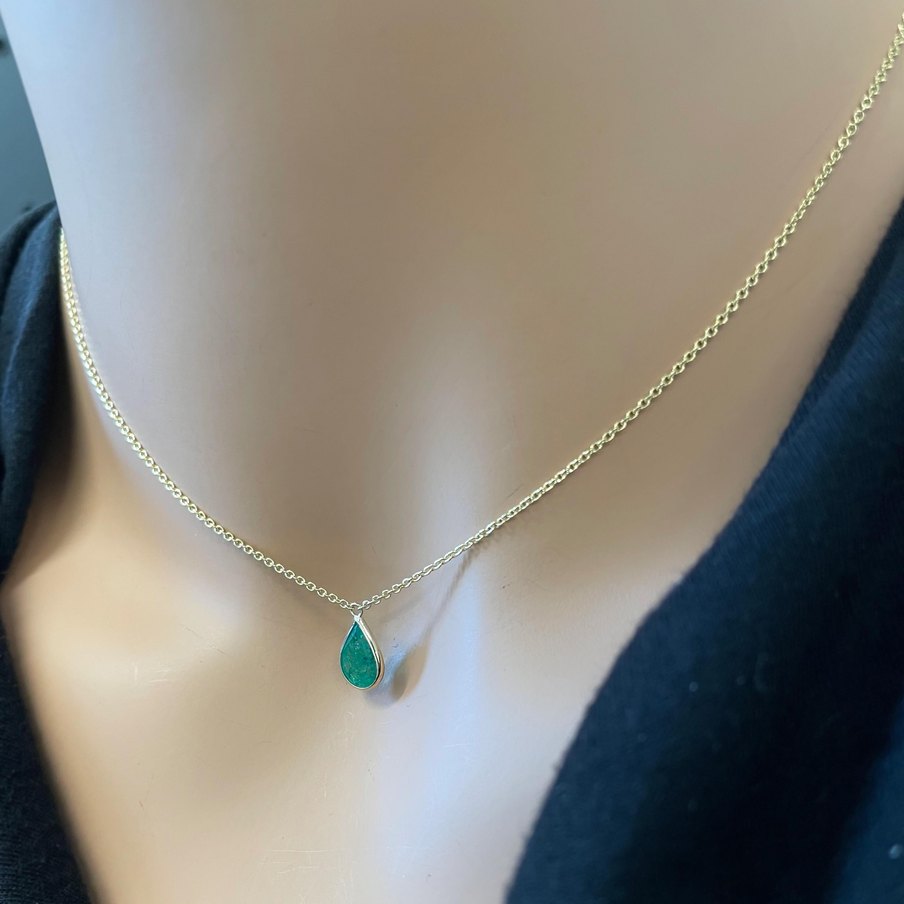 Emerald Cut 1.34 Carat Green Emerald Pear Shape Fashion Necklaces In 14K Yellow Gold For Sale