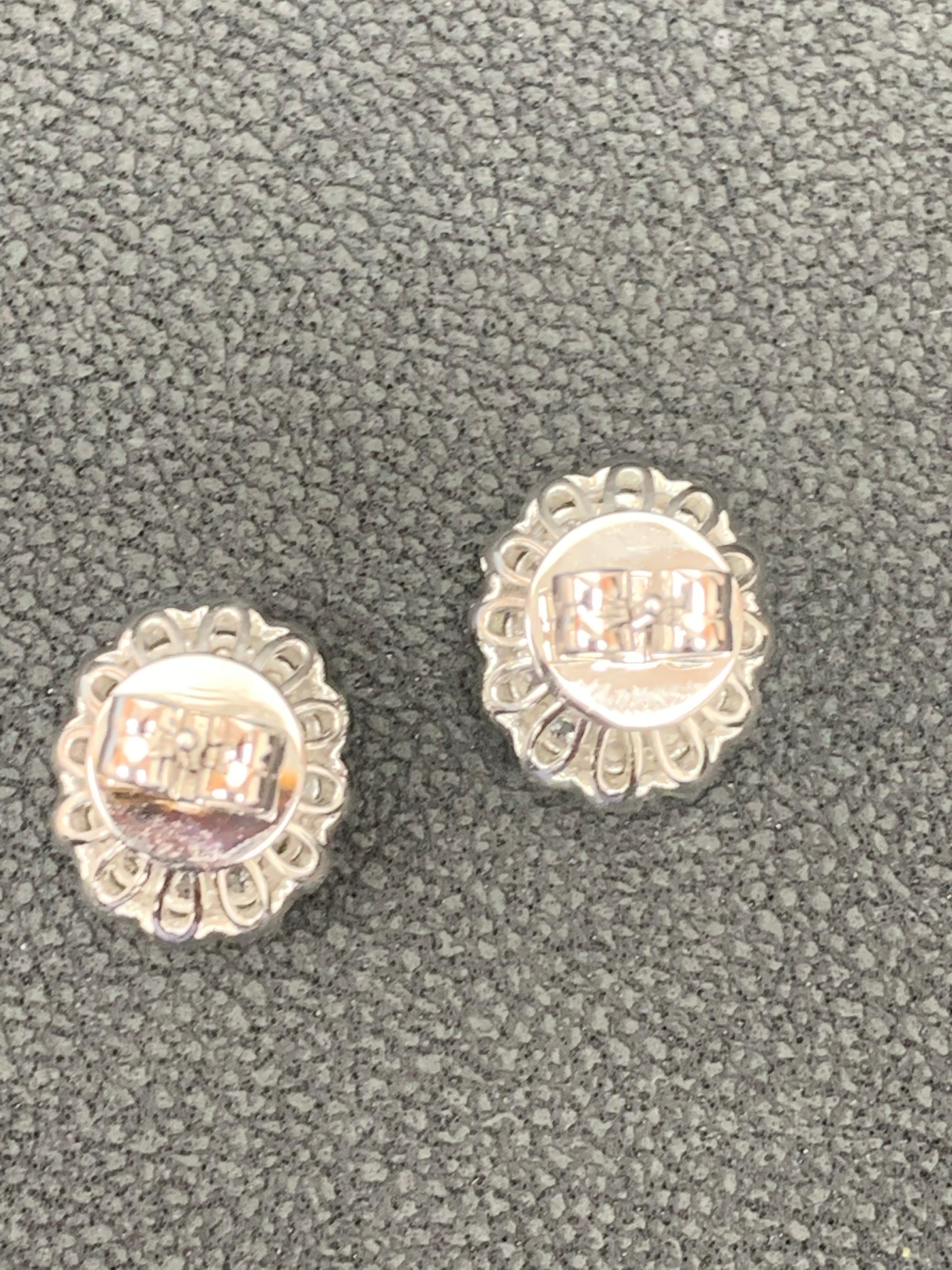 1.34 Karat Ovalschliff Smaragd und Diamant Halo-Ohrstecker aus 18 Karat Weißgold im Angebot 9
