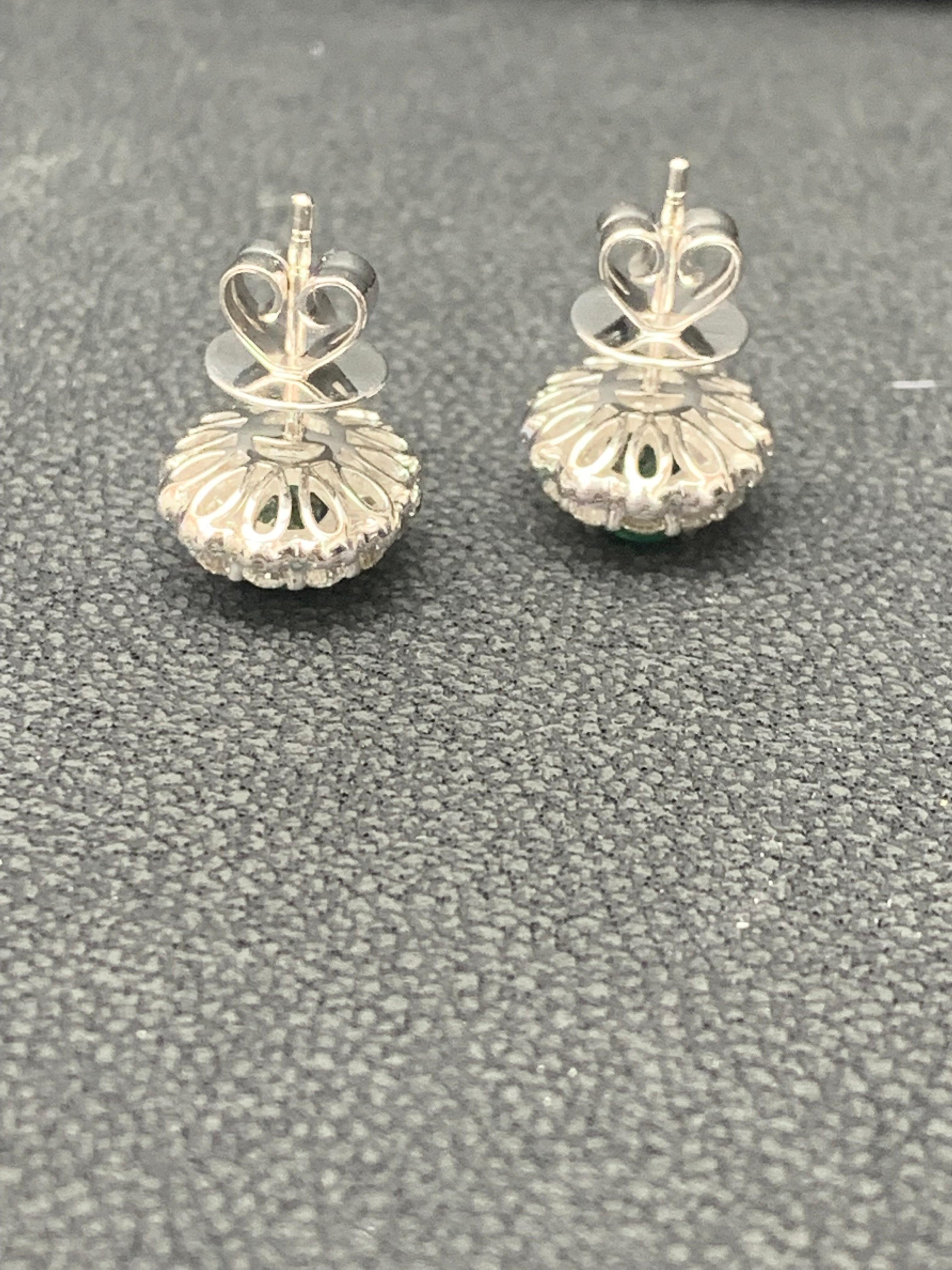 1.34 Karat Ovalschliff Smaragd und Diamant Halo-Ohrstecker aus 18 Karat Weißgold im Angebot 10