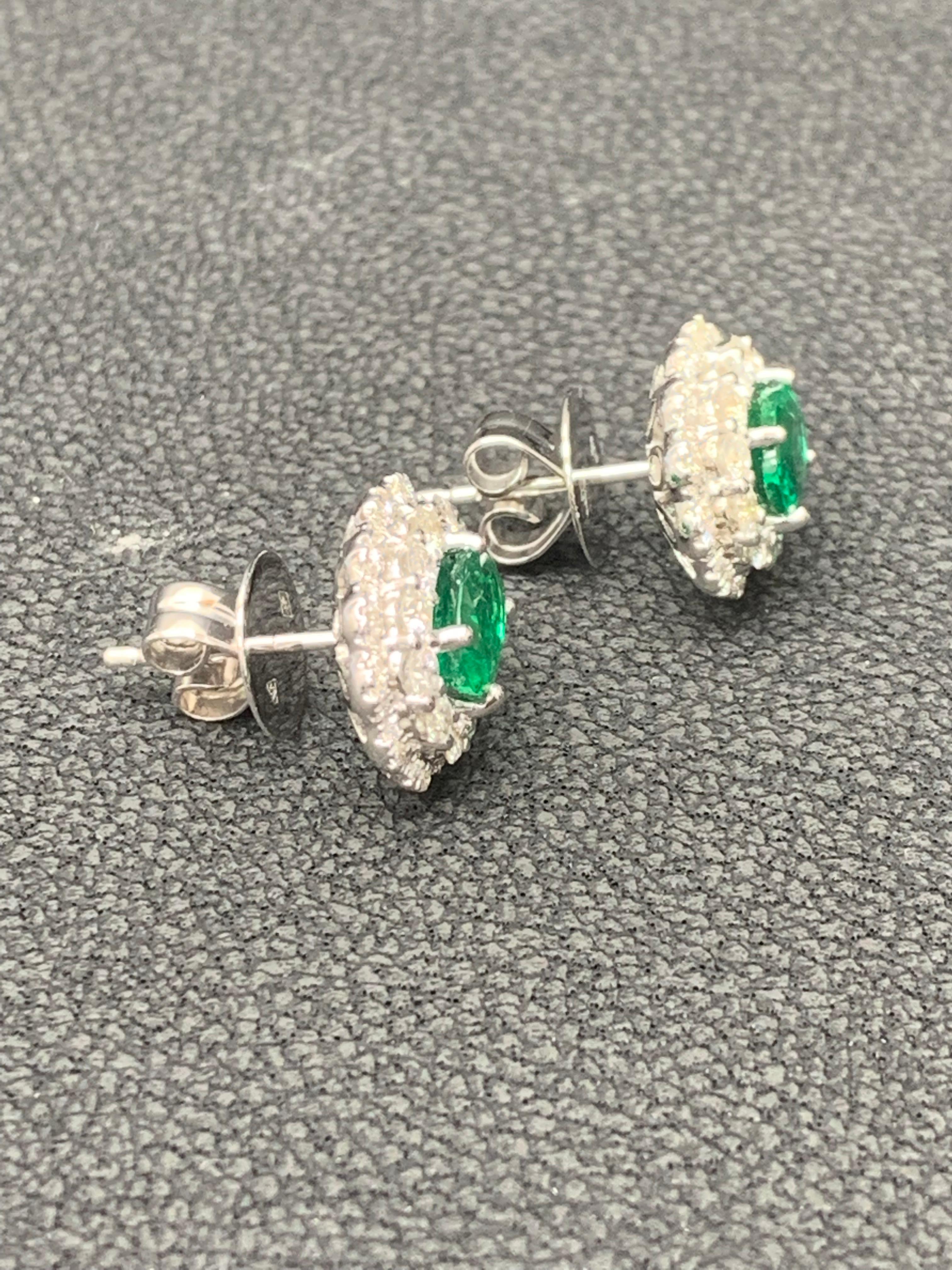 1.34 Karat Ovalschliff Smaragd und Diamant Halo-Ohrstecker aus 18 Karat Weißgold im Angebot 11