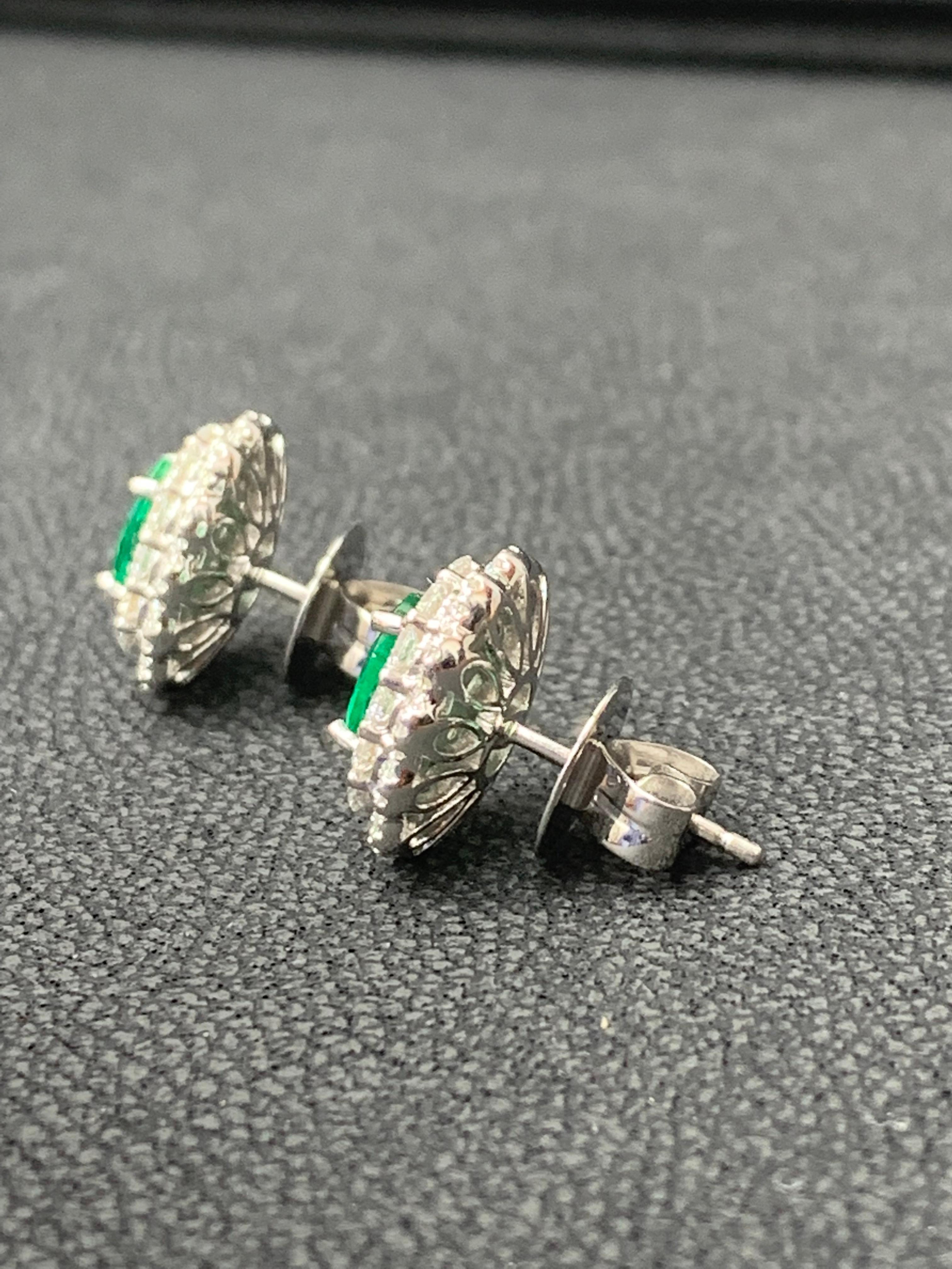 1.34 Karat Ovalschliff Smaragd und Diamant Halo-Ohrstecker aus 18 Karat Weißgold (Moderne) im Angebot