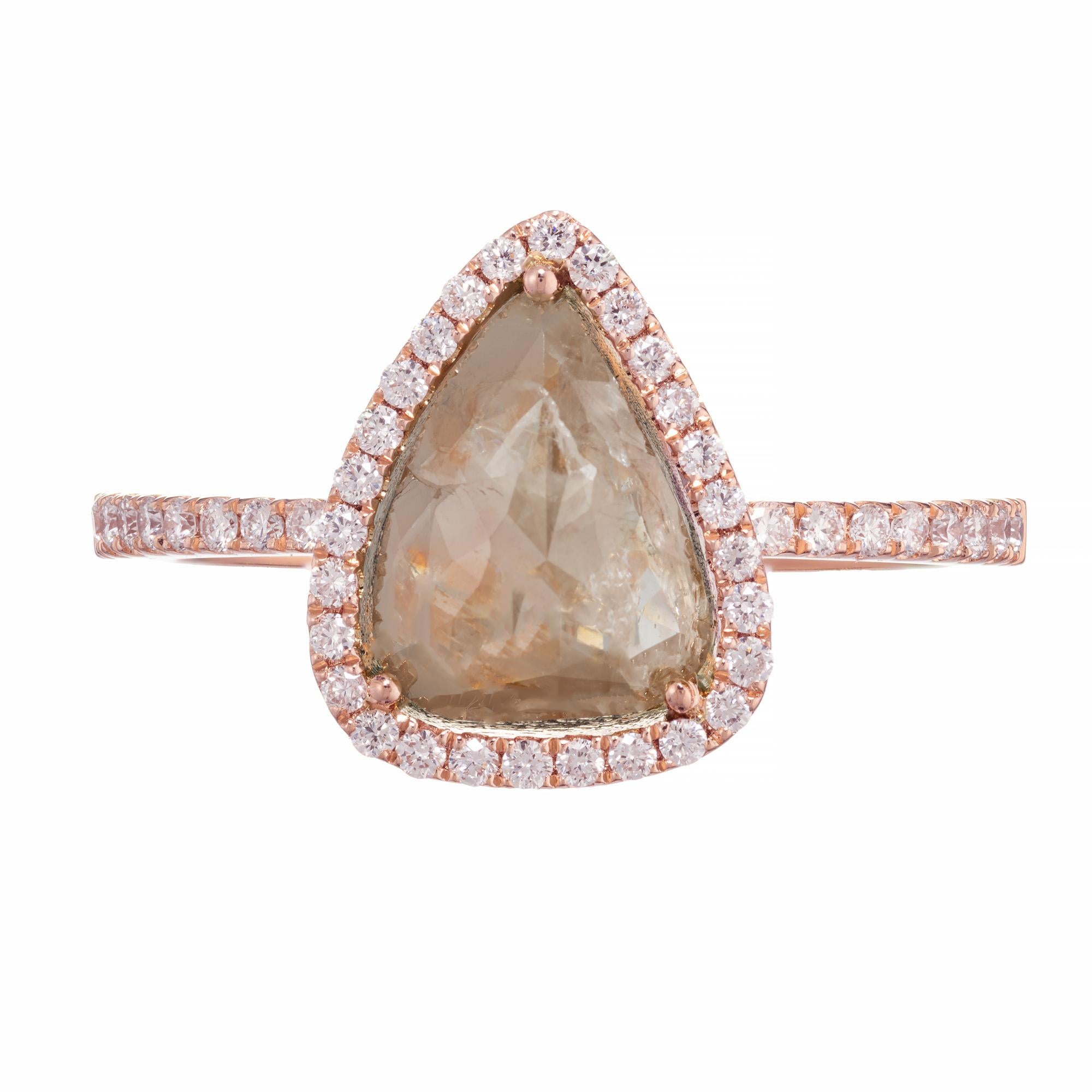 Außergewöhnlicher Halo-Verlobungsring mit Diamant im Rosenschliff. Einzigartiger birnenförmiger Mittelstein von 1,34 Karat in einer Fassung aus 14 Karat Roségold. Der Diamant ist mit einem Halo aus runden Vollschliff-Diamanten akzentuiert, die auch