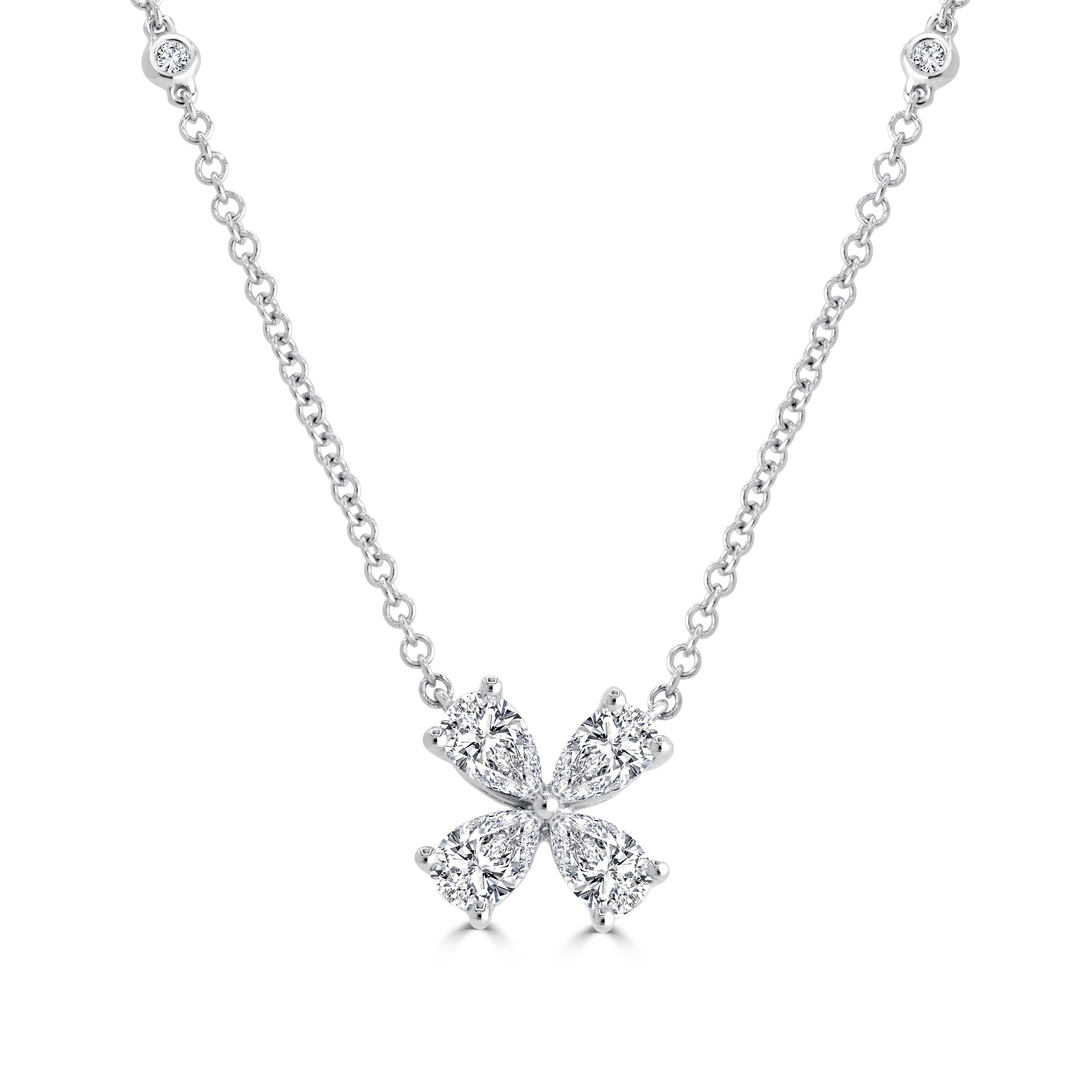 La semplicità di questa collana emana grazia, grazie al posizionamento di quattro diamanti a forma di pera che formano un accattivante disegno a girandola. La catena collegata è impreziosita da altri diamanti incastonati che ne aumentano il