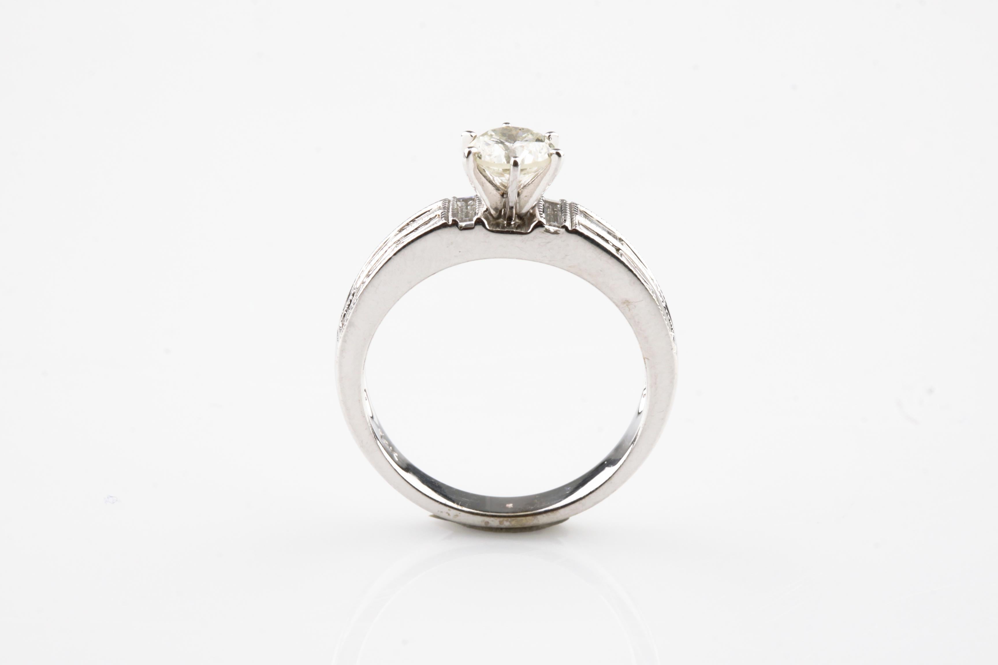 Taille ronde Bague de fiançailles unie en or blanc 14 carats avec diamants ronds de 1,34 carat en vente