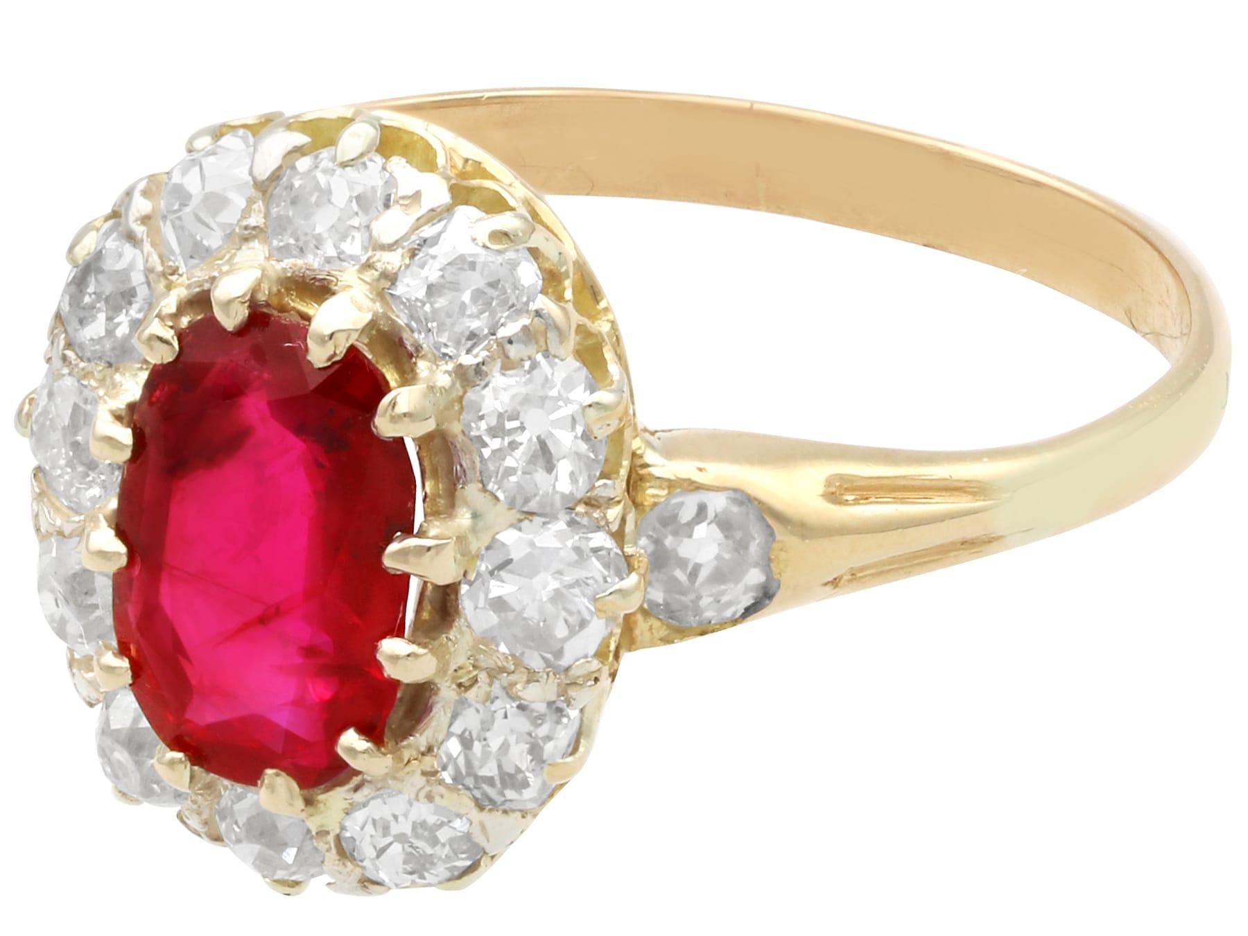 Femenino o masculino Rubí de 1,34 quilates y diamante de 1,12 quilates, anillo en racimo de oro amarillo de 18 quilates Circa 1935 en venta