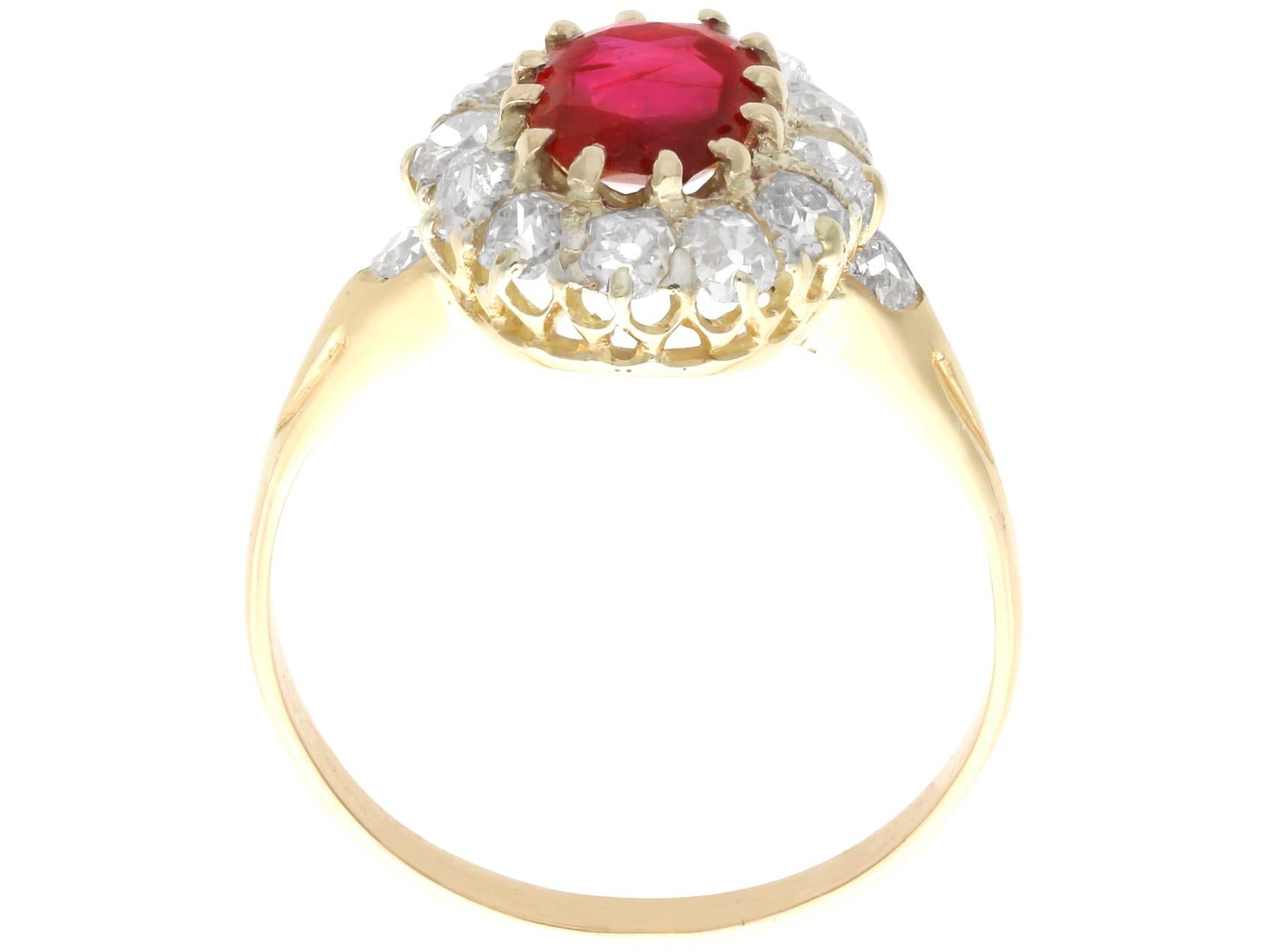 Rubí de 1,34 quilates y diamante de 1,12 quilates, anillo en racimo de oro amarillo de 18 quilates Circa 1935 en venta 2