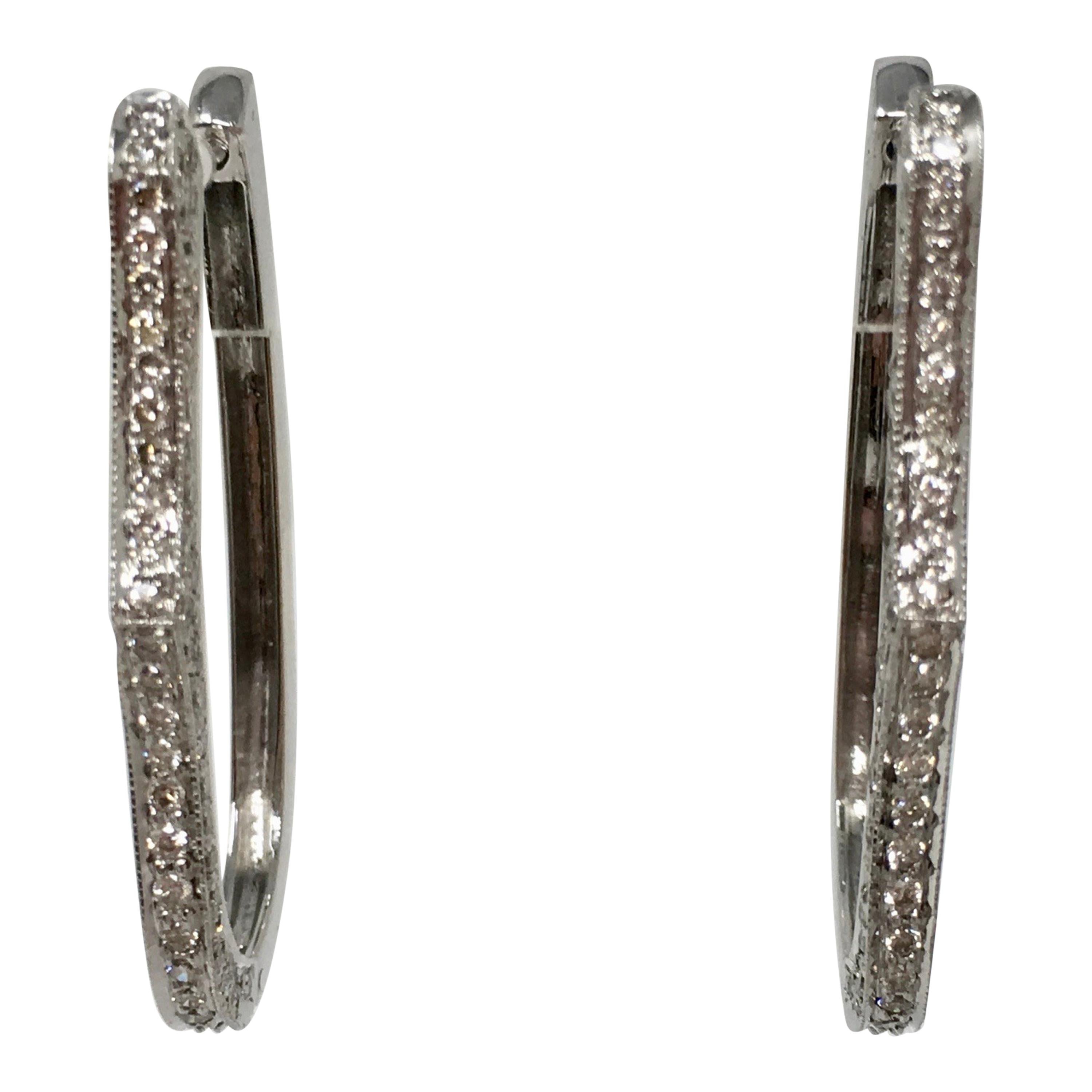 Pendientes de aro de diamante redondo brillante blanco de 1,34 quilates en oro blanco de 18 quilates.