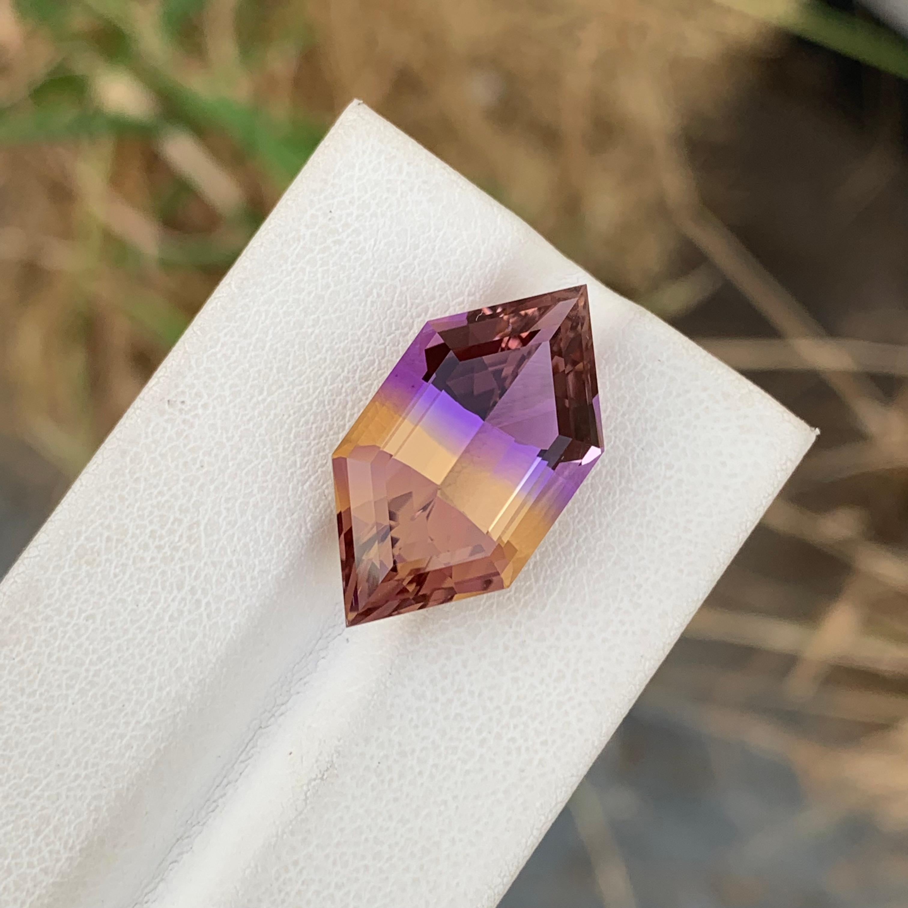 Facettierter Ametrin

Gewicht: 13,40 Karat
Abmessungen; 24 x 12,5 x 9,1 mm
Herkunft: Brasilien 
Farbe: Lila & Gelb
Form: Sechseck 
Behandlung: Nicht
Bescheinigung: Auf Anfrage
.
Der Ametrin ist ein einzigartiger und fesselnder Edelstein, der eine
