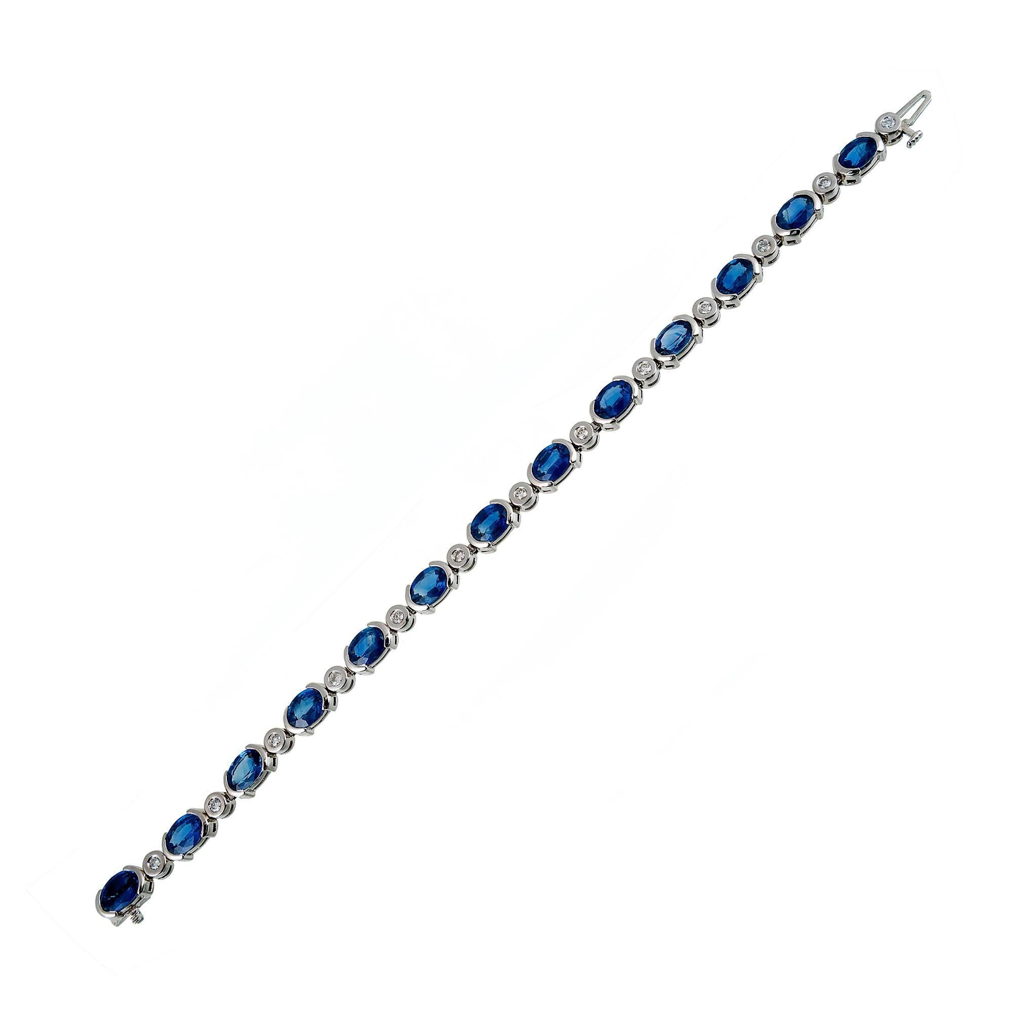 Modern 13.40 Carat Oval Blue Sapphire Diamond Tube Set Gold Bracelet For Sale