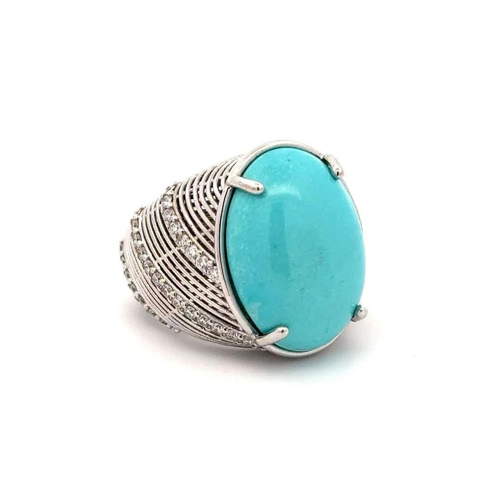 Sencillamente hermoso Elegante y finamente detallado Anillo de Cóctel de Turquesa Persa y Diamantes firmado por el Diseñador ZYDO. En el centro, un cabujón ovalado de turquesa persa engastado a mano con un peso aproximado de 13,40 quilates,