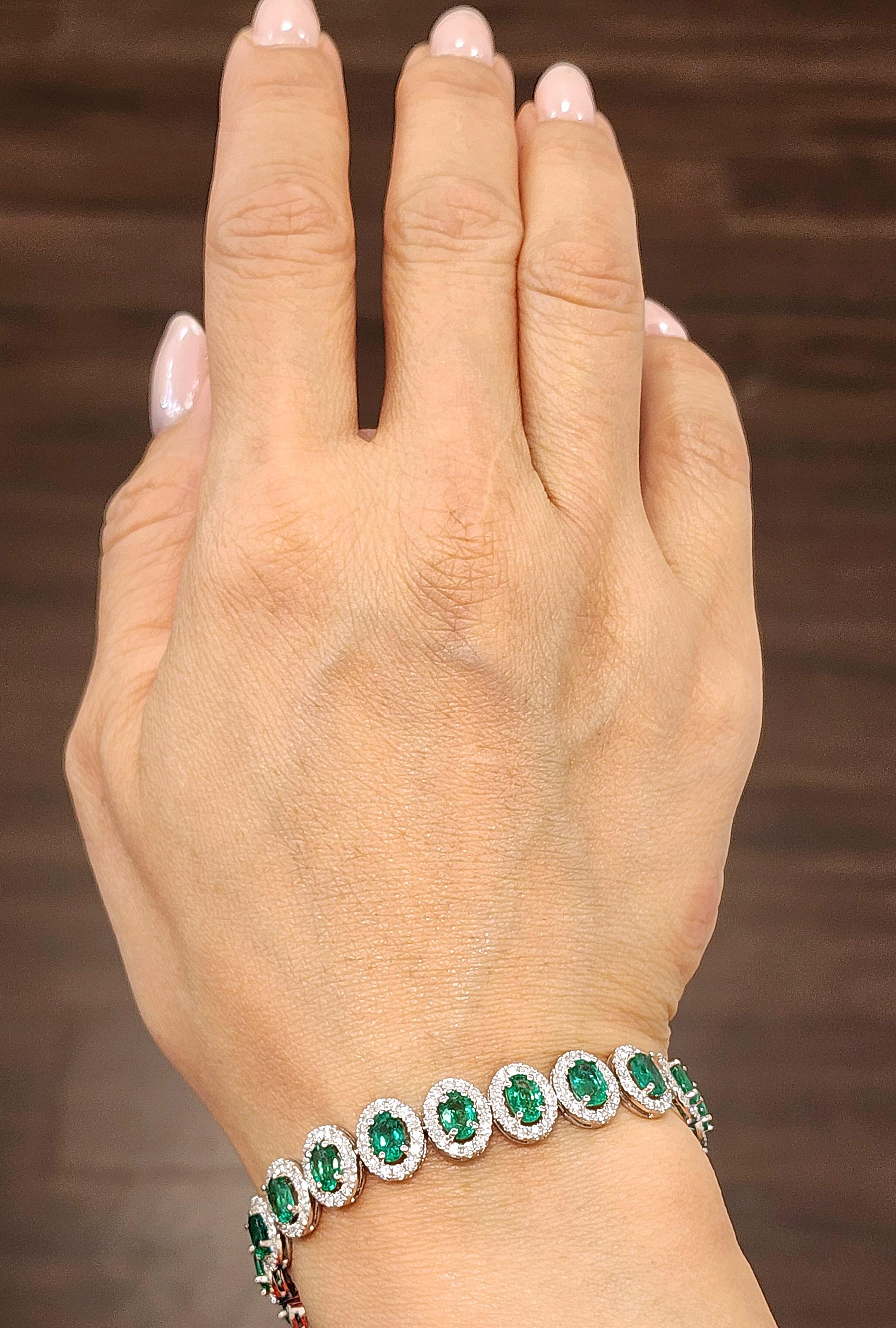 Dieses exquisite Armband präsentiert 9,52 Karat natürliche grüne Smaragde im Ovalschliff aus Sambia, die elegant in 18 Karat Weißgold gefasst sind. Die Smaragde sind von leuchtend grüner Farbe und haben einen schönen Lüster. Das Armband ist mit 3,89
