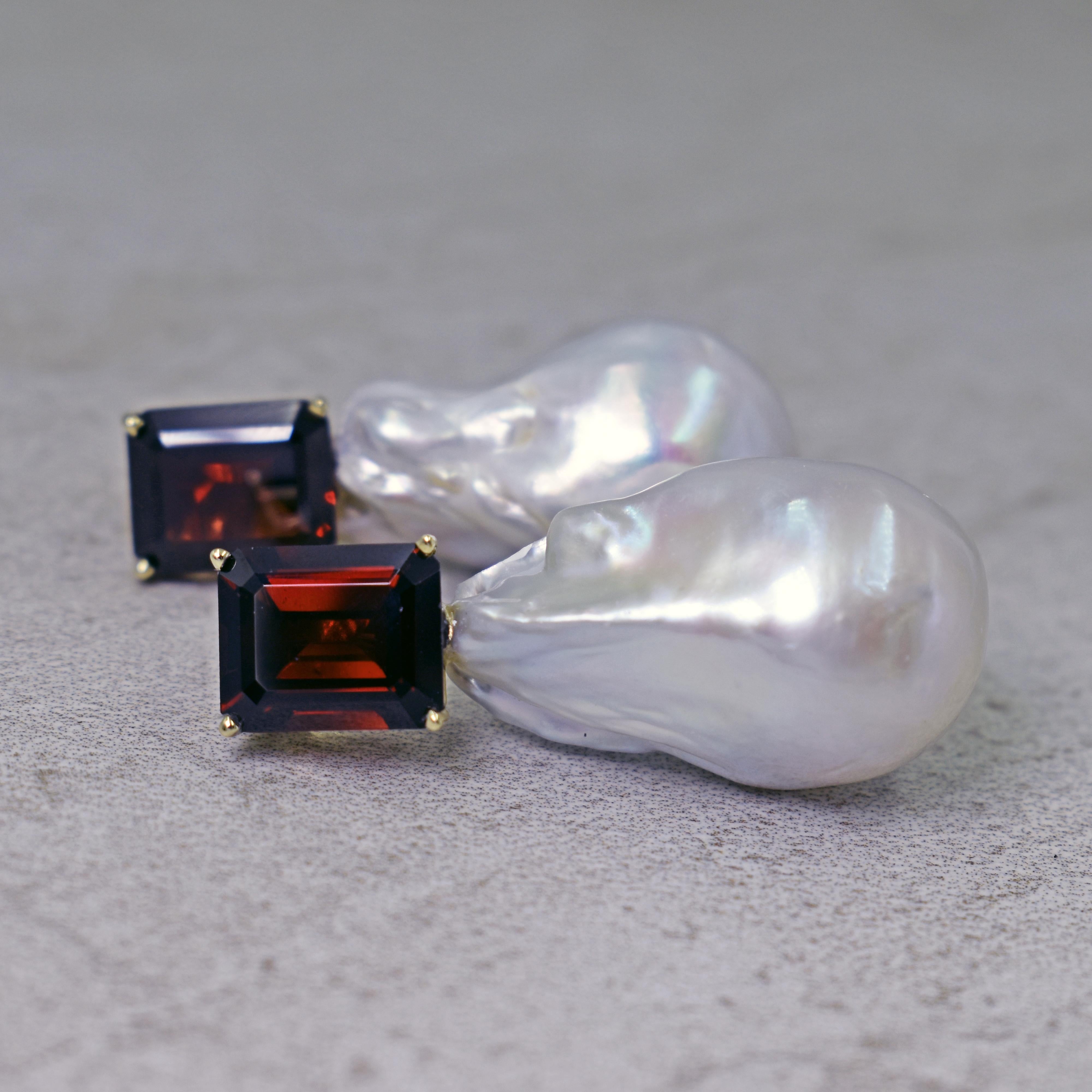 Clous d'oreilles en goutte en or 14 carats avec grenats de 13,42 carats et perles baroques d'eau douce Pour femmes en vente