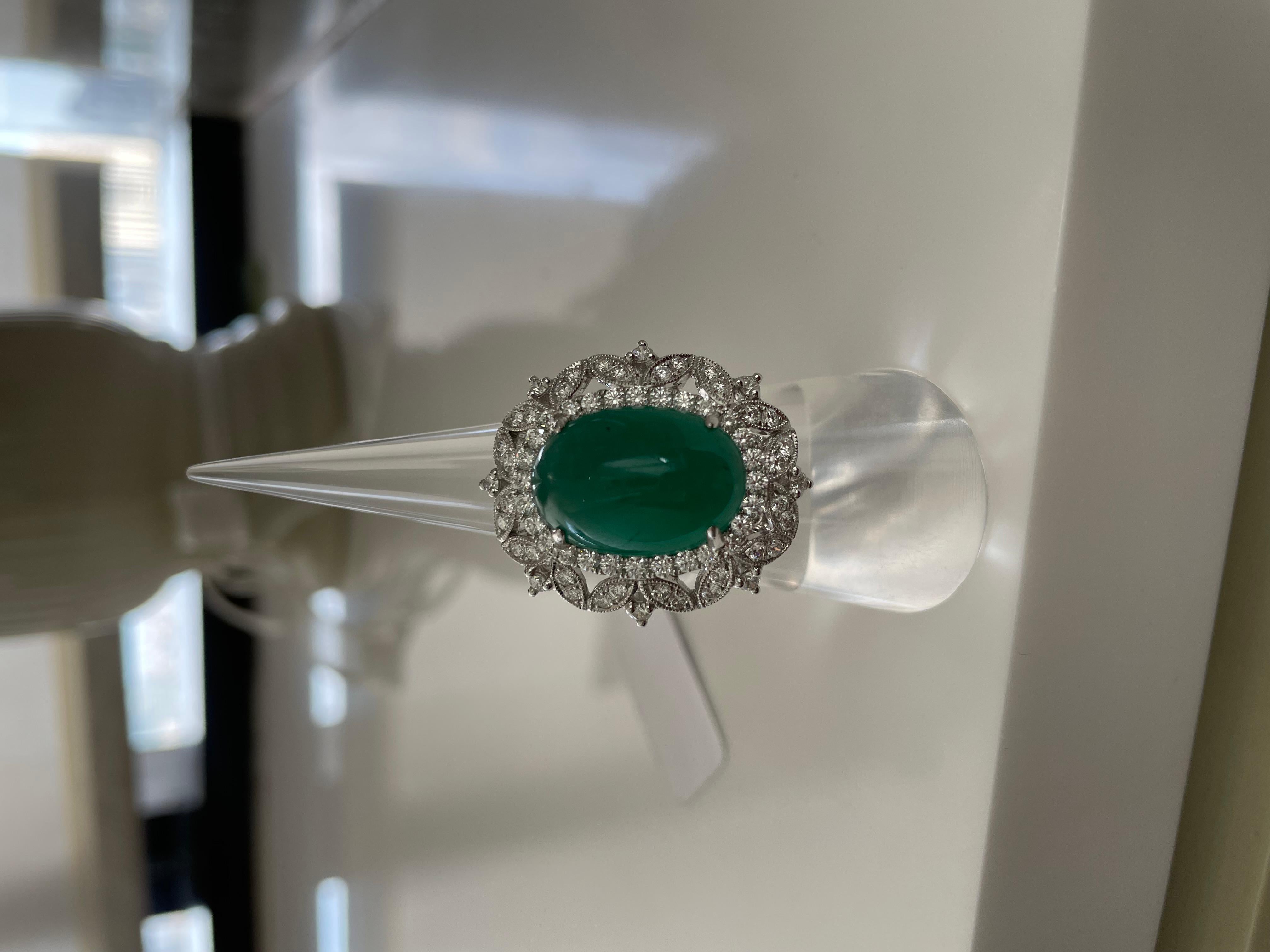 Smaragde aus Sambia sind weltweit für ihre leuchtend grüne Farbe und ihre außergewöhnliche Klarheit bekannt und gehören zu den begehrtesten Edelsteinen der Welt. Dieser Ring ist ein Beispiel für dieses Erbe: Er zeigt einen Smaragd mit Cabochon von