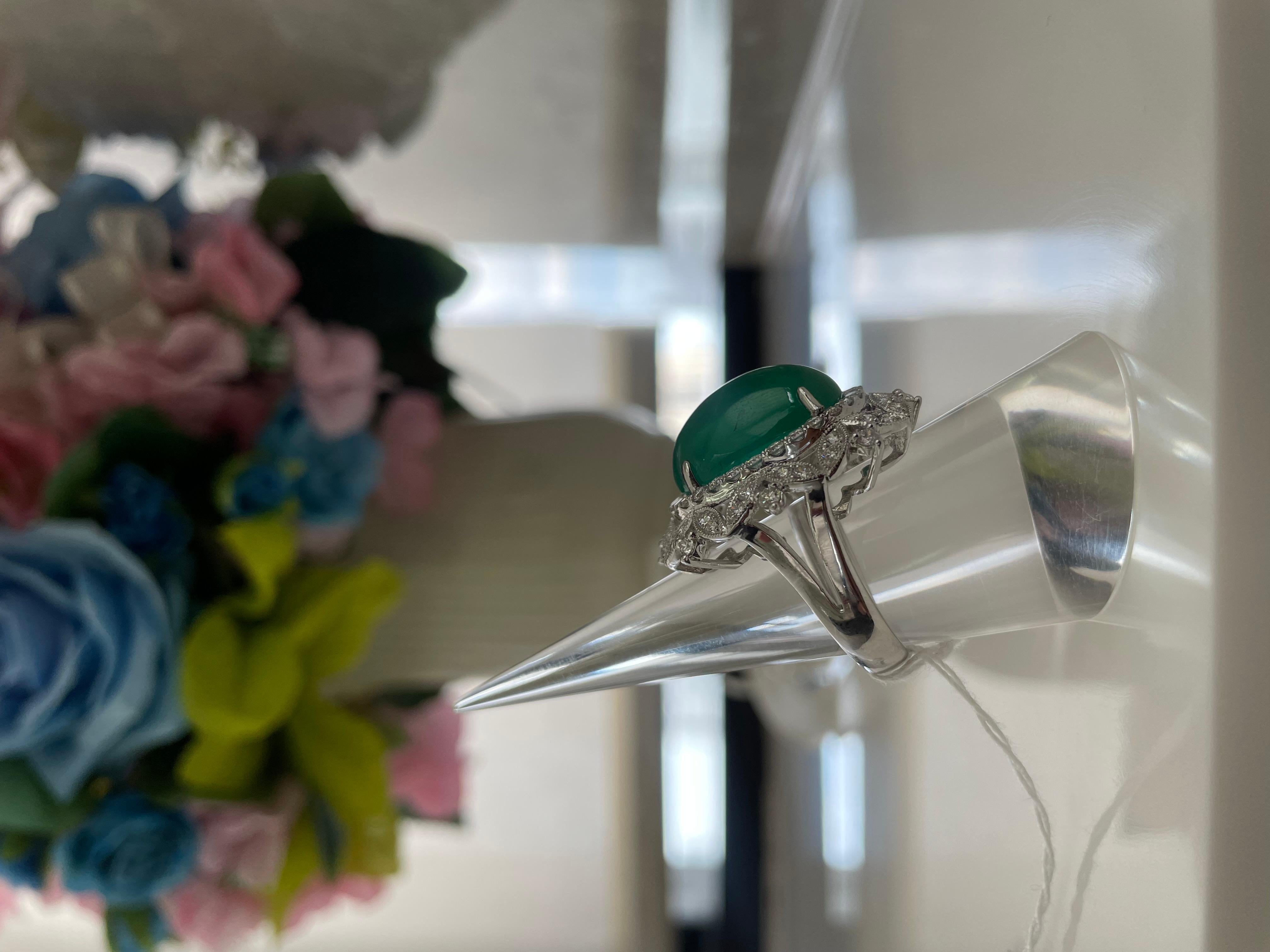 13,42 Karat sambischer Smaragd Cabochon Ring Diamant Nieten im Zustand „Neu“ im Angebot in Hong Kong, HK